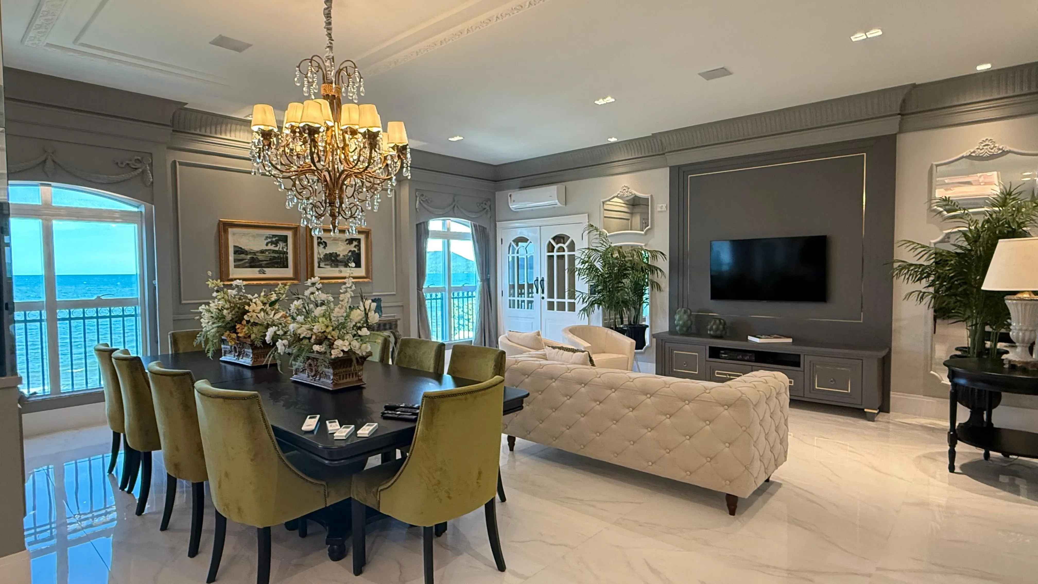 Apartamento frente mar com 4 dormitórios sendo 4 suítes e 3 vagas de garagem em Porto Belo/SC