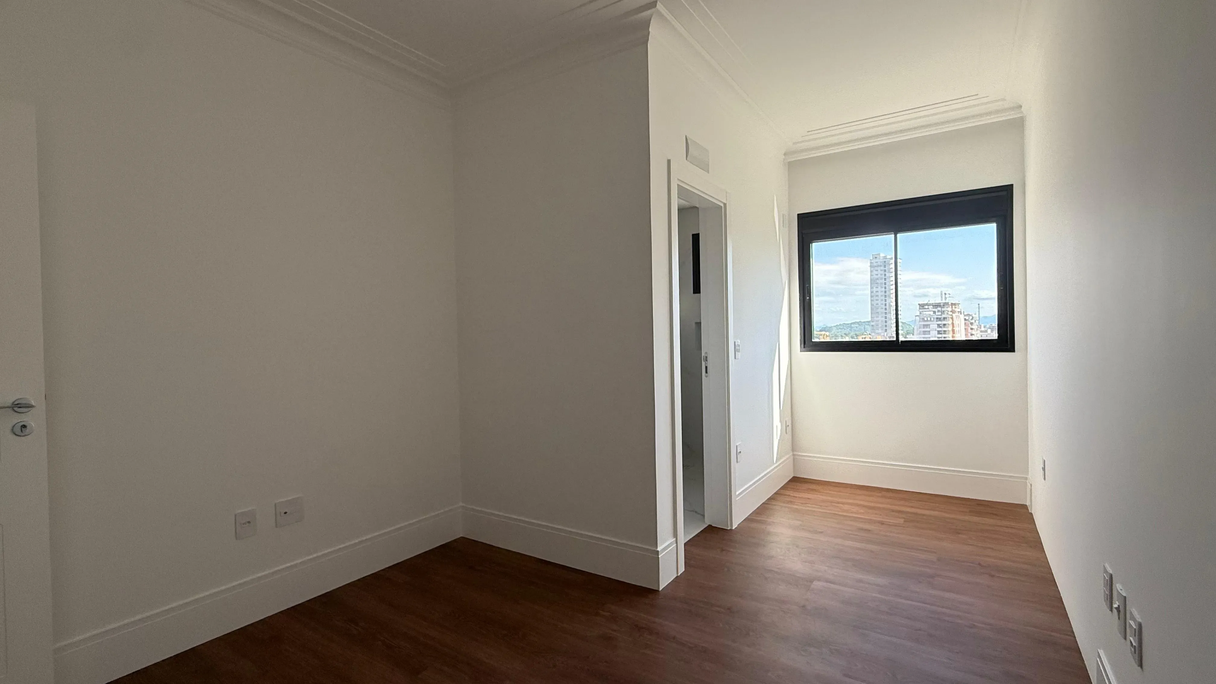 Apartamento frente mar com 4 dormitórios sendo 4 suítes e 3 vagas de garagem em Porto Belo/SC