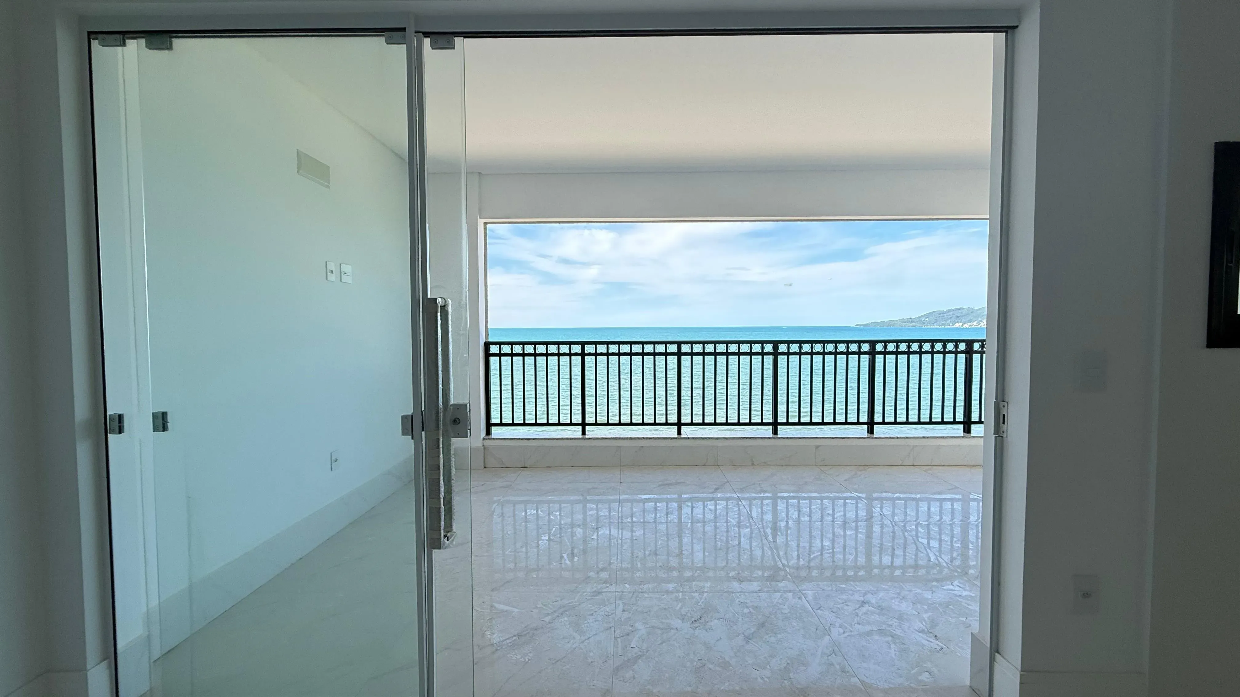 Apartamento frente mar com 4 dormitórios sendo 4 suítes e 3 vagas de garagem em Porto Belo/SC