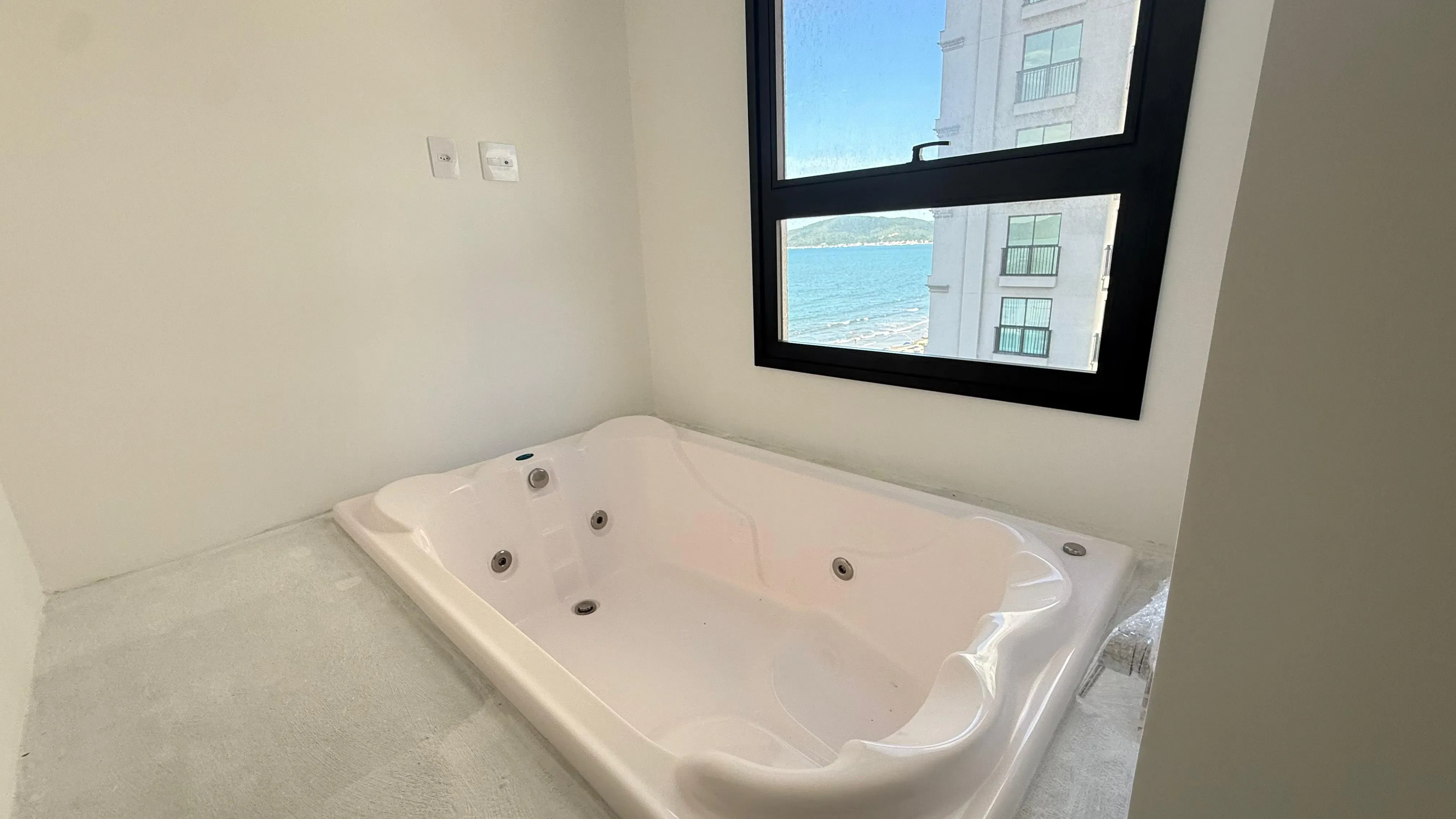 Apartamento frente mar com 4 dormitórios sendo 4 suítes e 3 vagas de garagem em Porto Belo/SC