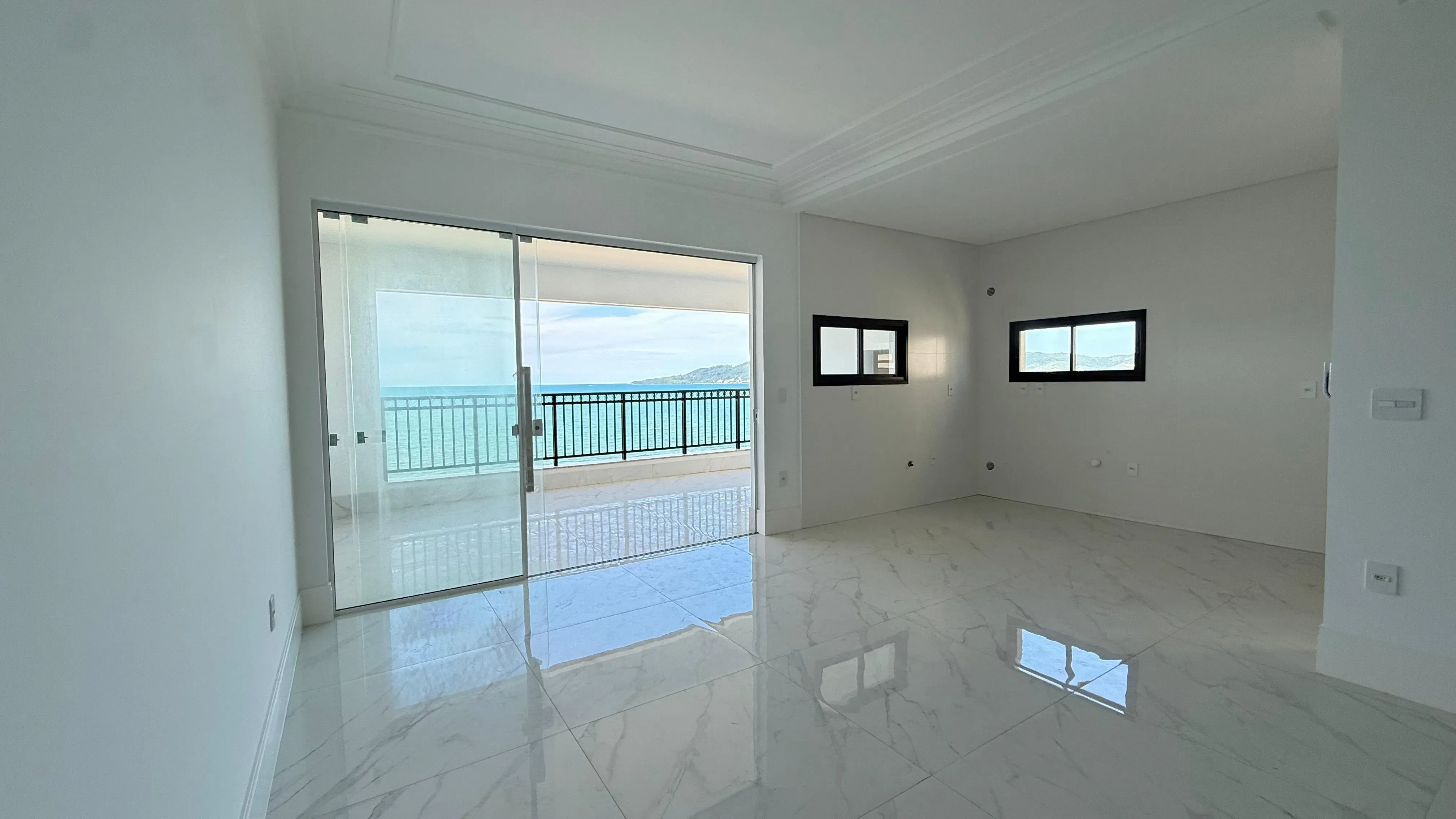 Apartamento frente mar com 4 dormitórios sendo 4 suítes e 3 vagas de garagem em Porto Belo/SC