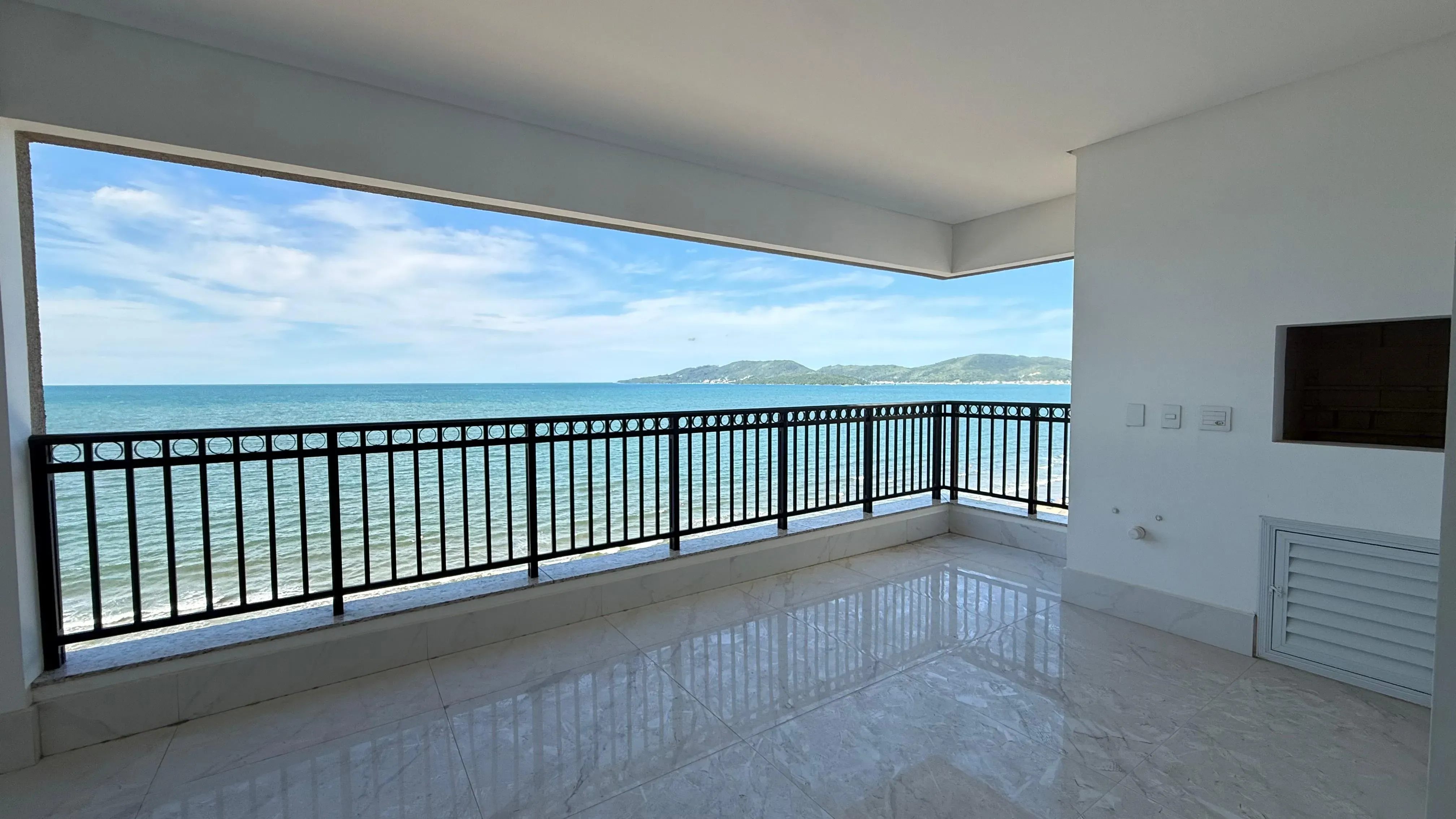 Apartamento frente mar com 4 dormitórios sendo 4 suítes e 3 vagas de garagem em Porto Belo/SC