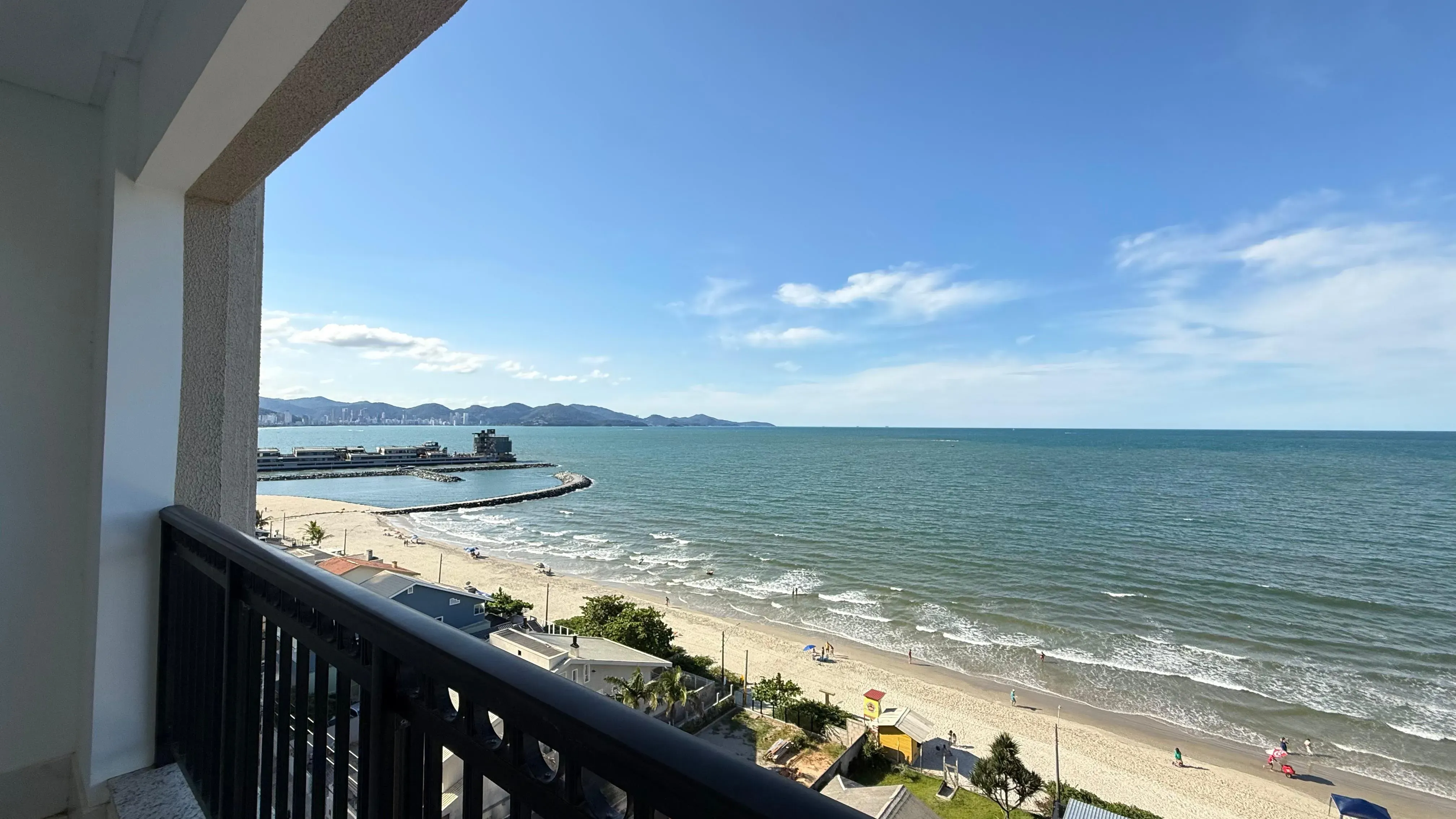 Apartamento frente mar com 4 dormitórios sendo 4 suítes e 3 vagas de garagem em Porto Belo/SC