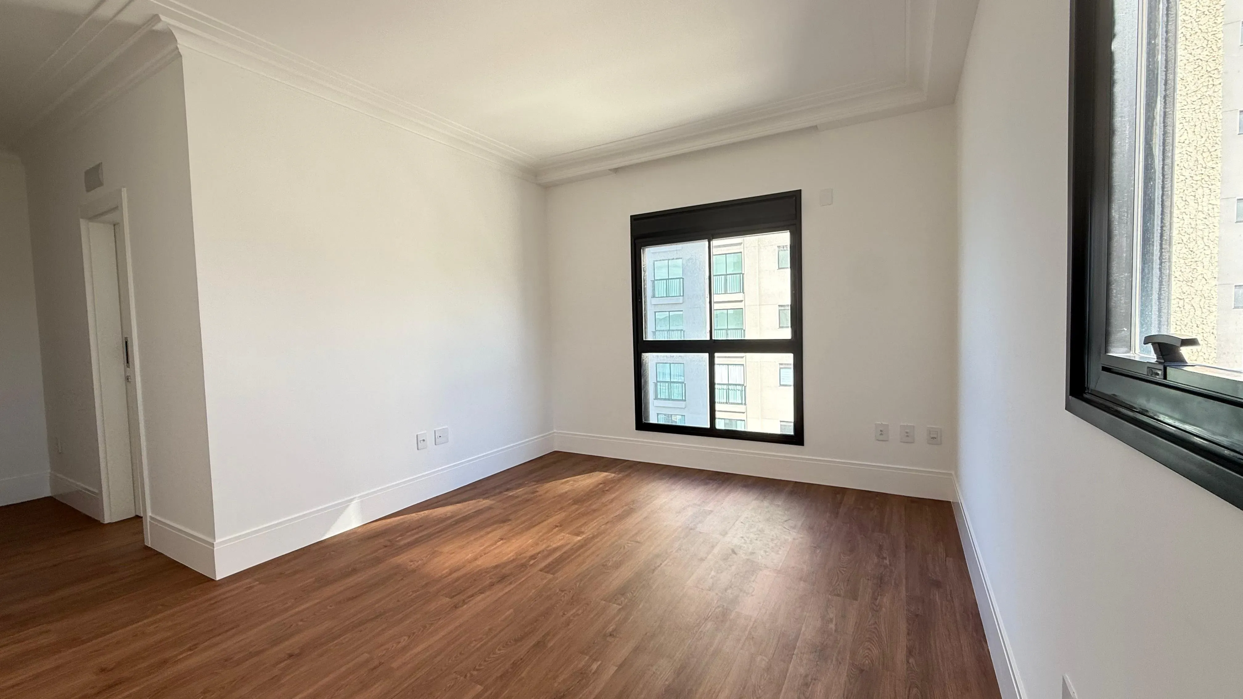 Apartamento frente mar com 4 dormitórios sendo 4 suítes e 3 vagas de garagem em Porto Belo/SC