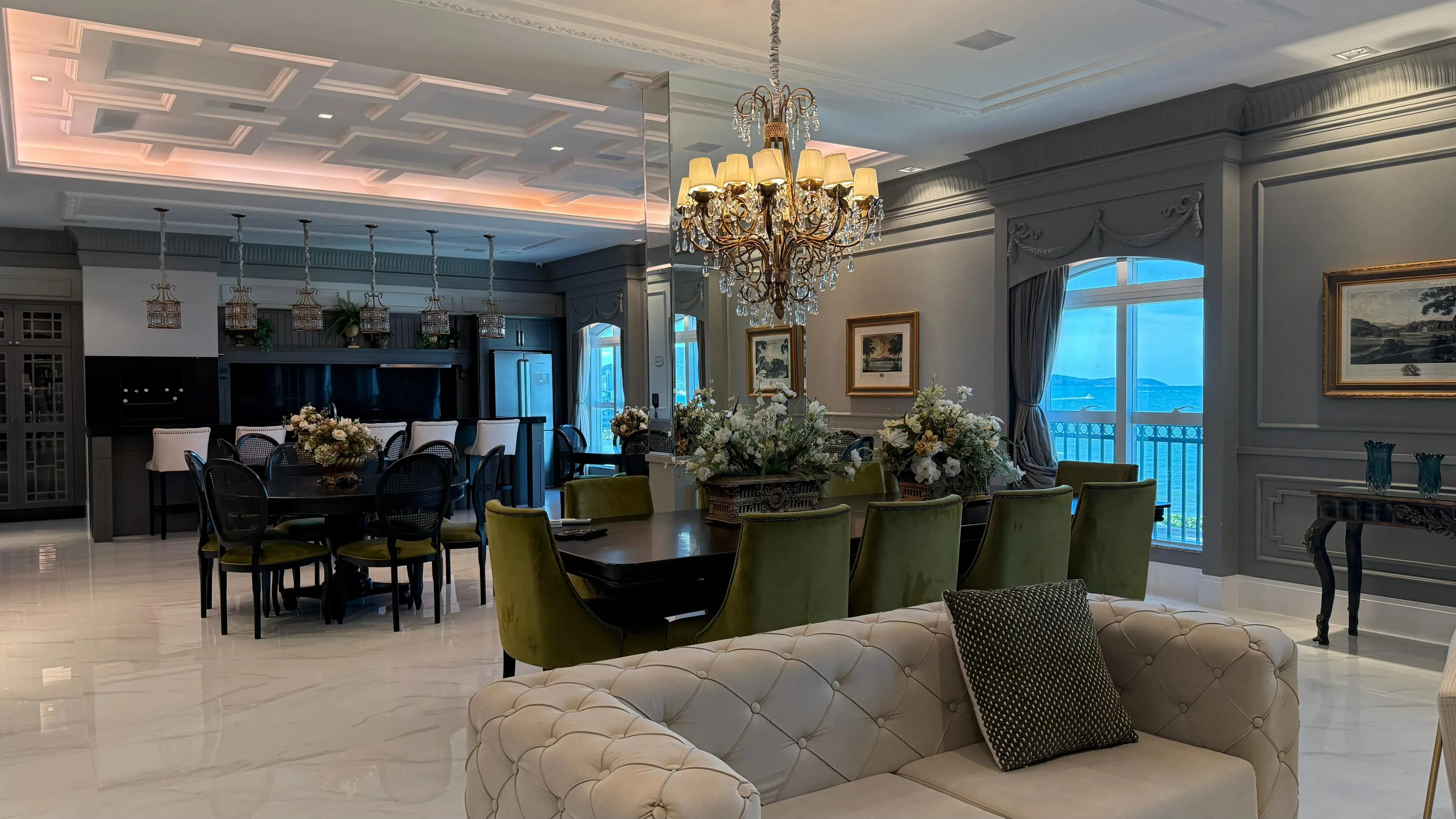 Apartamento frente mar com 4 dormitórios sendo 4 suítes e 3 vagas de garagem em Porto Belo/SC