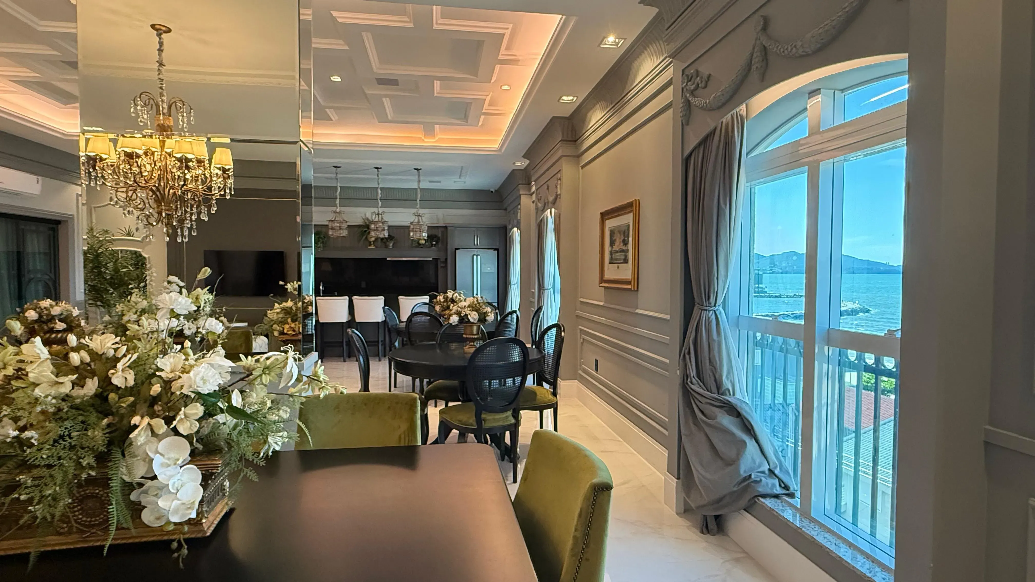 Apartamento frente mar com 4 dormitórios sendo 4 suítes e 3 vagas de garagem em Porto Belo/SC