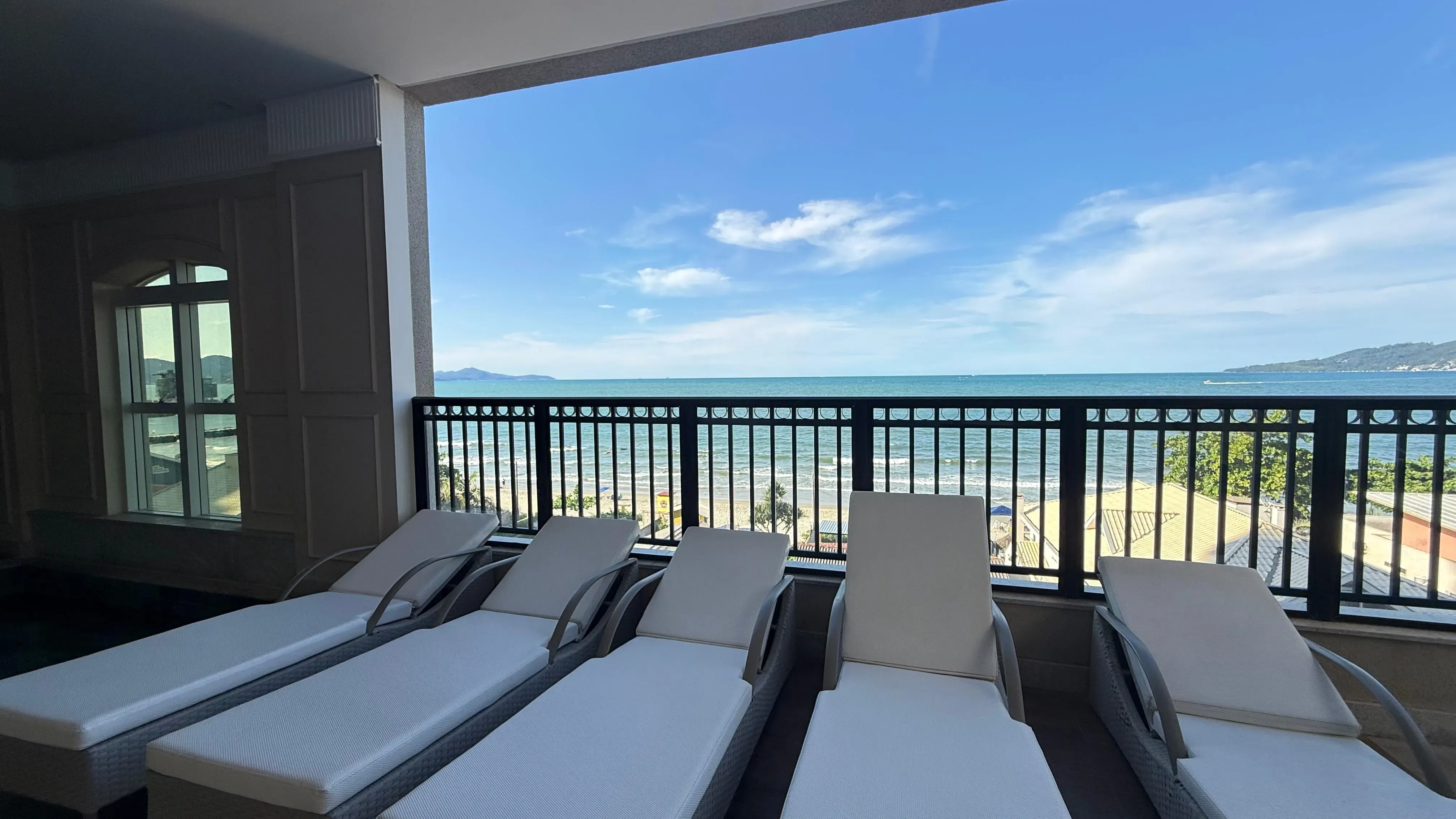 Apartamento frente mar com 4 dormitórios sendo 4 suítes e 3 vagas de garagem em Porto Belo/SC