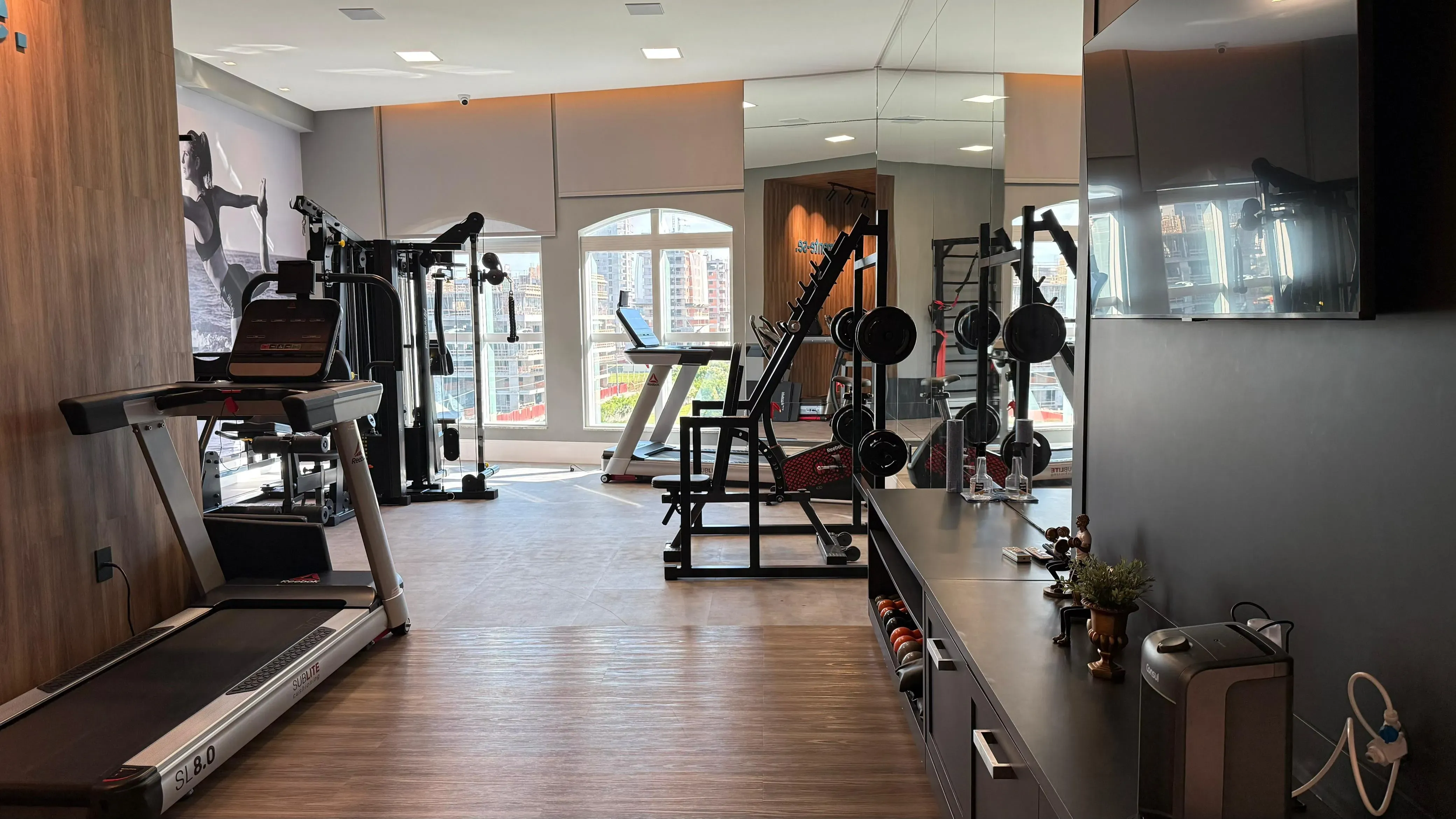 Apartamento frente mar com 4 dormitórios sendo 4 suítes e 3 vagas de garagem em Porto Belo/SC