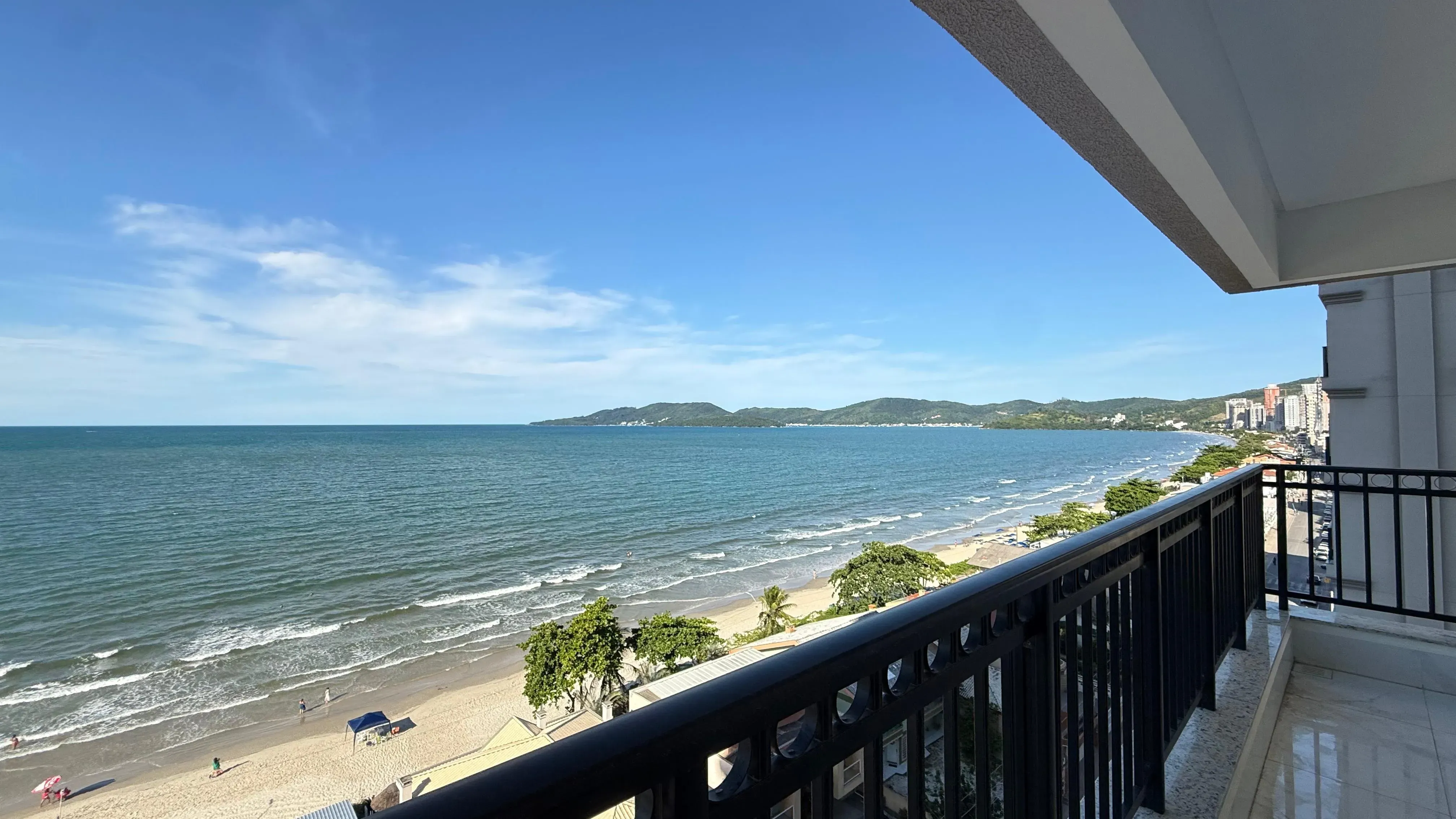 Apartamento frente mar com 4 dormitórios sendo 4 suítes e 3 vagas de garagem em Porto Belo/SC