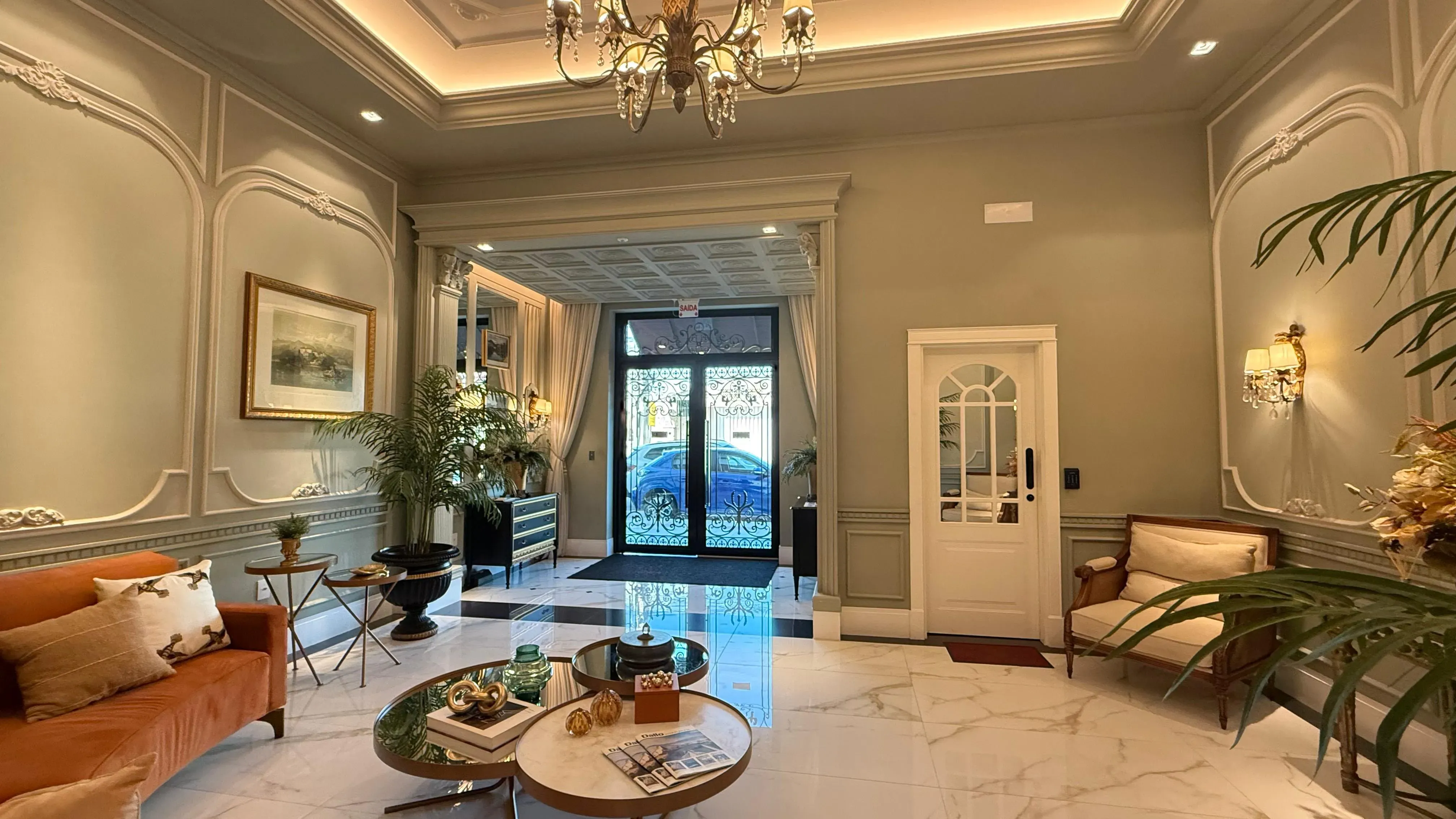 Apartamento frente mar com 4 dormitórios sendo 4 suítes e 3 vagas de garagem em Porto Belo/SC