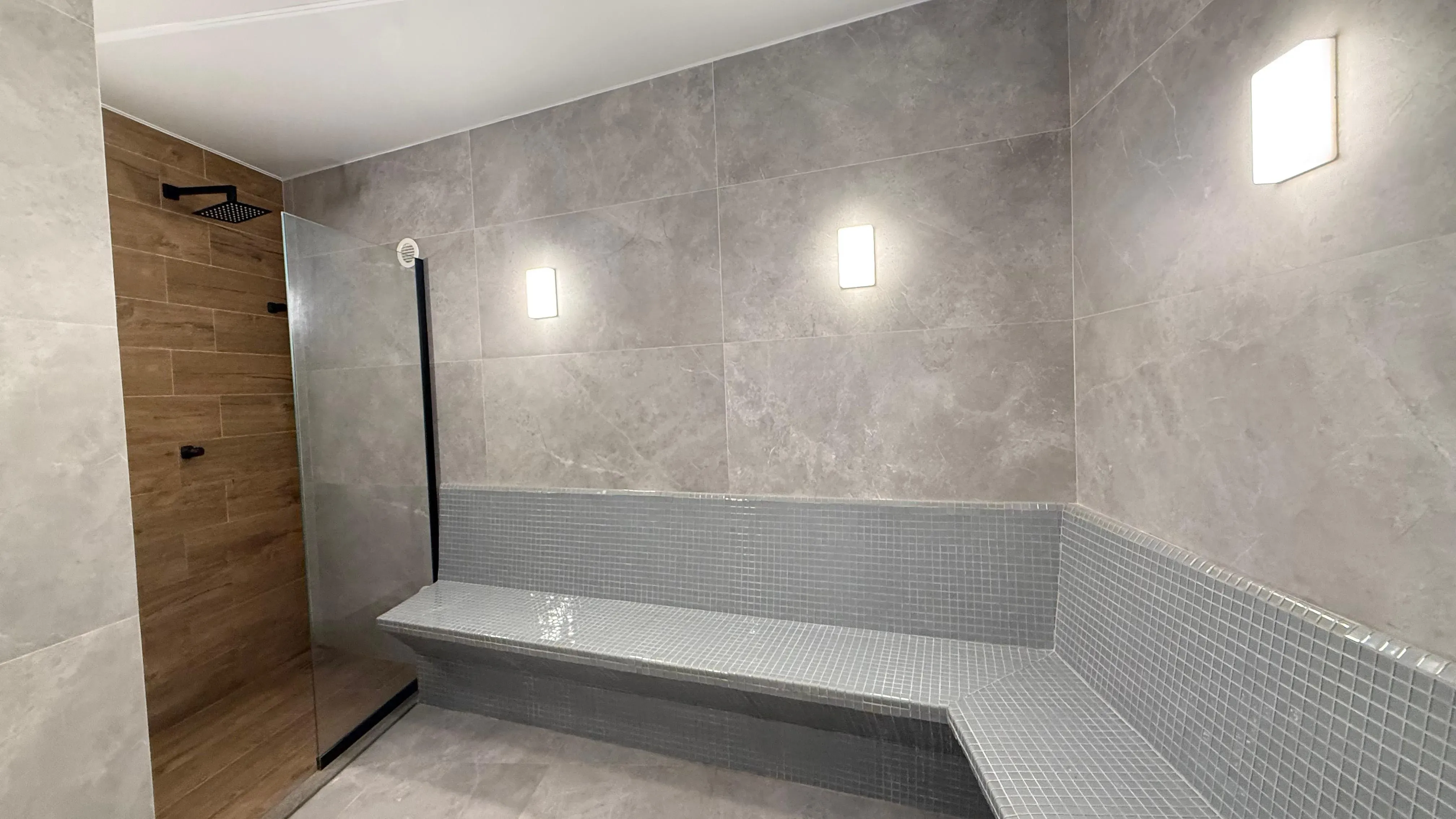 Apartamento frente mar com 4 dormitórios sendo 4 suítes e 3 vagas de garagem em Porto Belo/SC