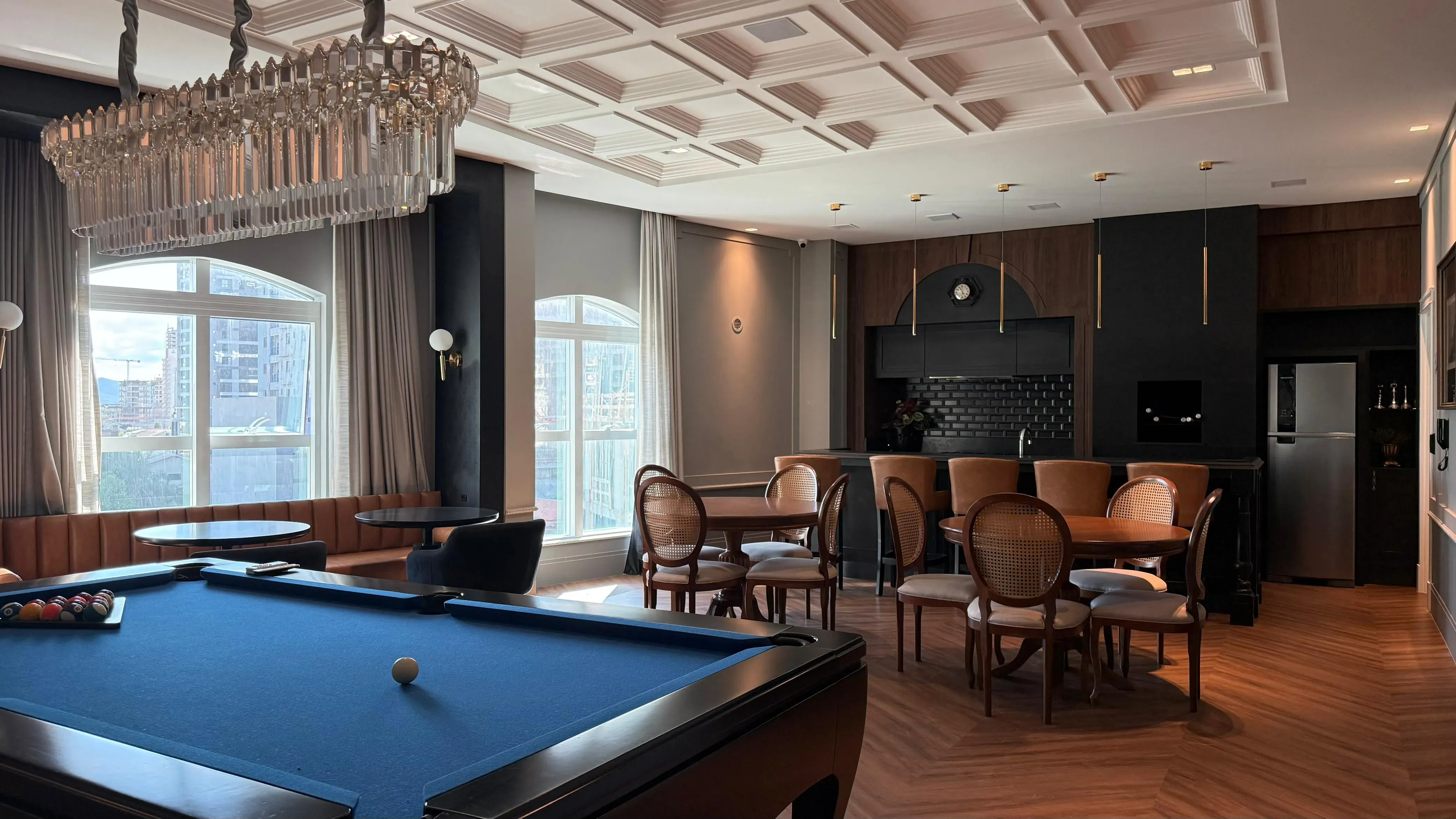 Apartamento frente mar com 4 dormitórios sendo 4 suítes e 3 vagas de garagem em Porto Belo/SC