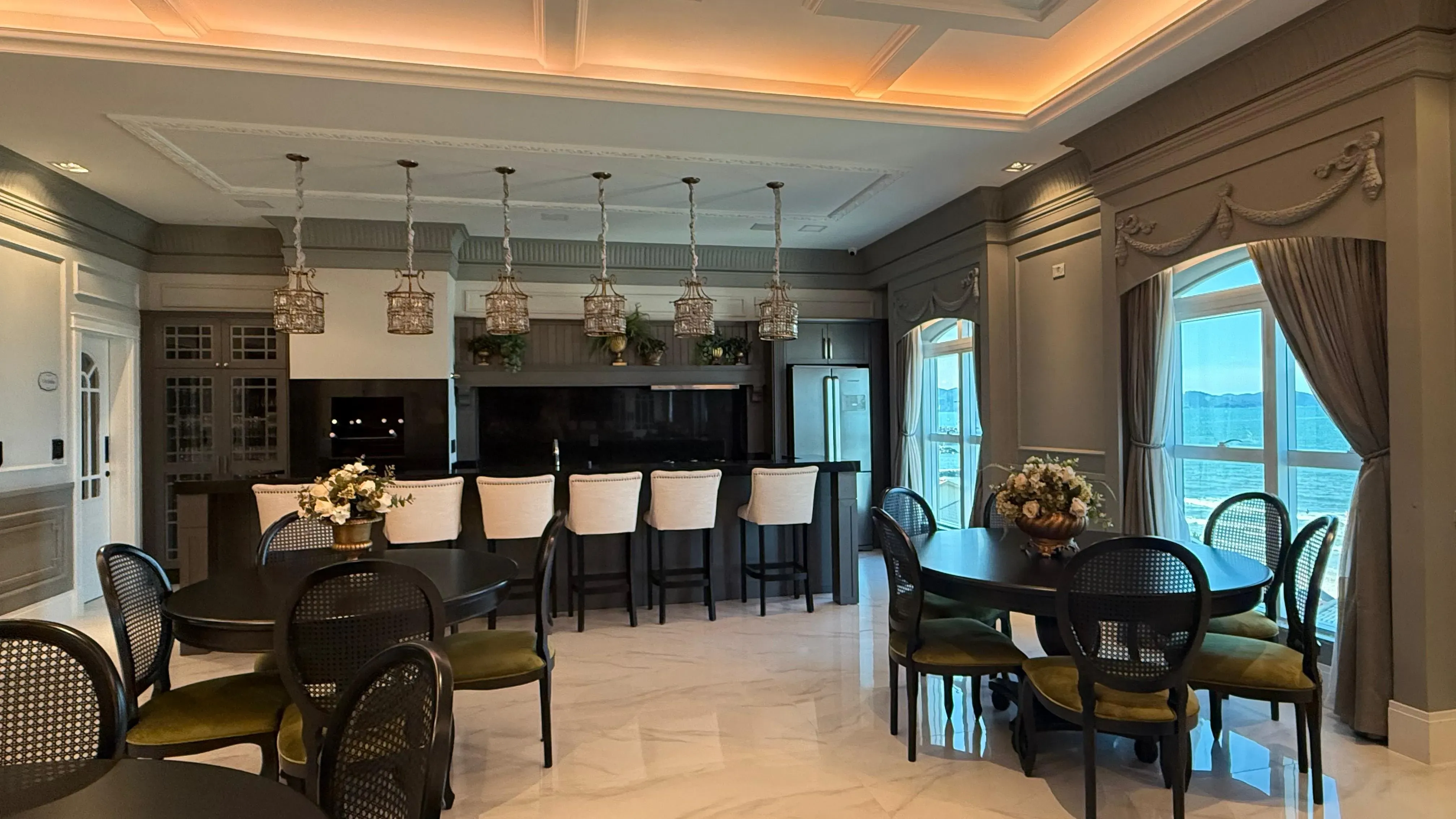 Apartamento frente mar com 4 dormitórios sendo 4 suítes e 3 vagas de garagem em Porto Belo/SC