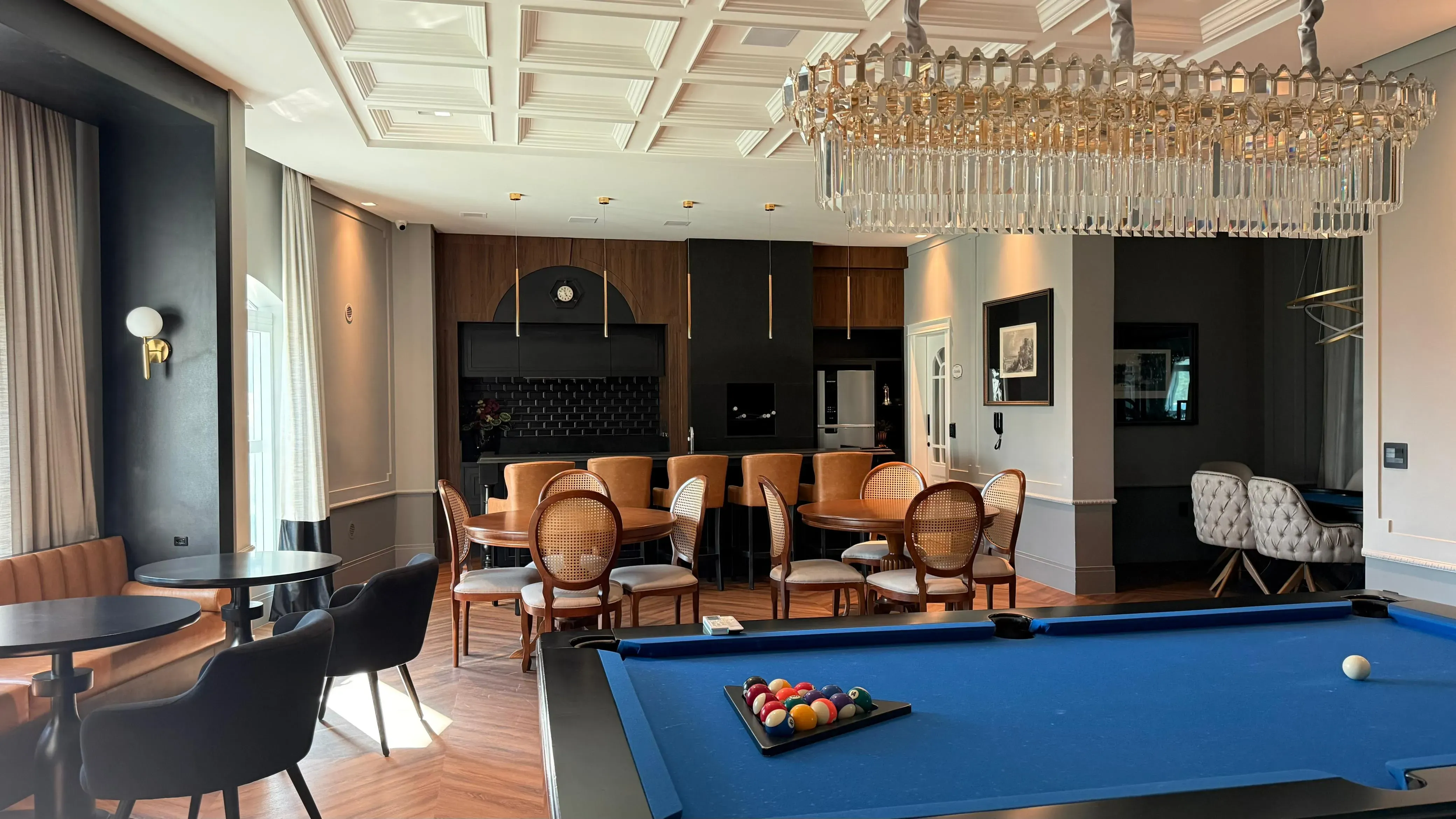 Apartamento frente mar com 4 dormitórios sendo 4 suítes e 3 vagas de garagem em Porto Belo/SC