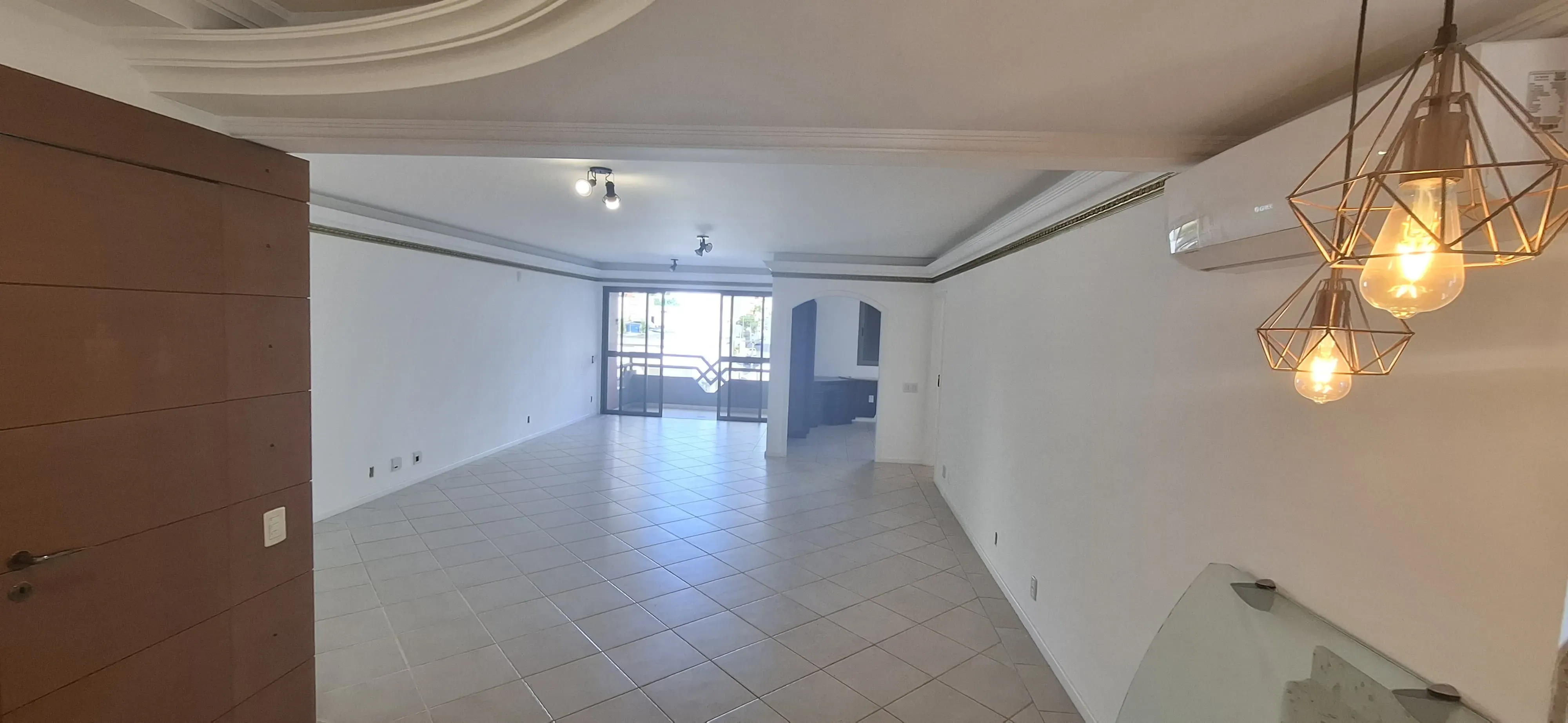 Apartamento com 3 dormitórios sendo 2 suítes e 2 vagas de garagem em Florianópolis/SC