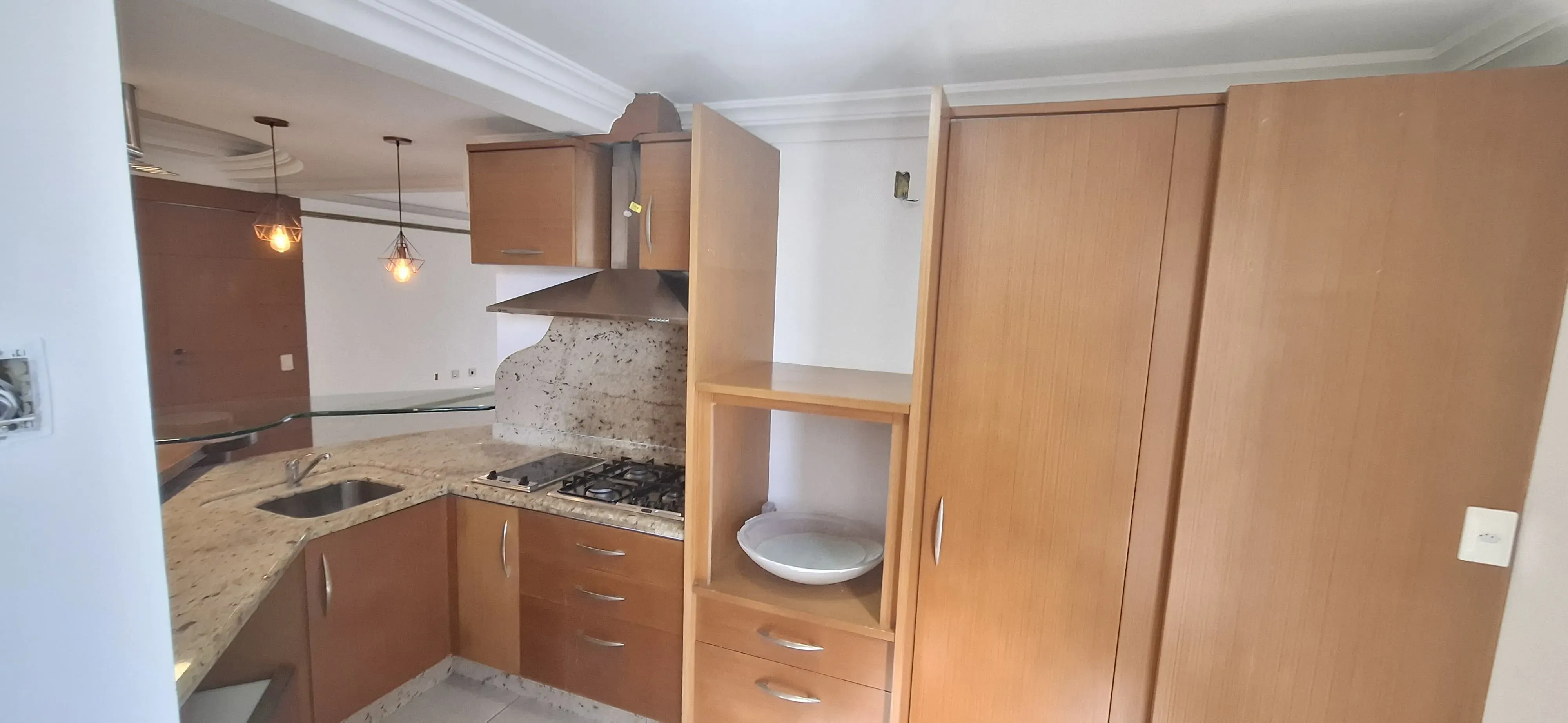 Apartamento com 3 dormitórios sendo 2 suítes e 2 vagas de garagem em Florianópolis/SC