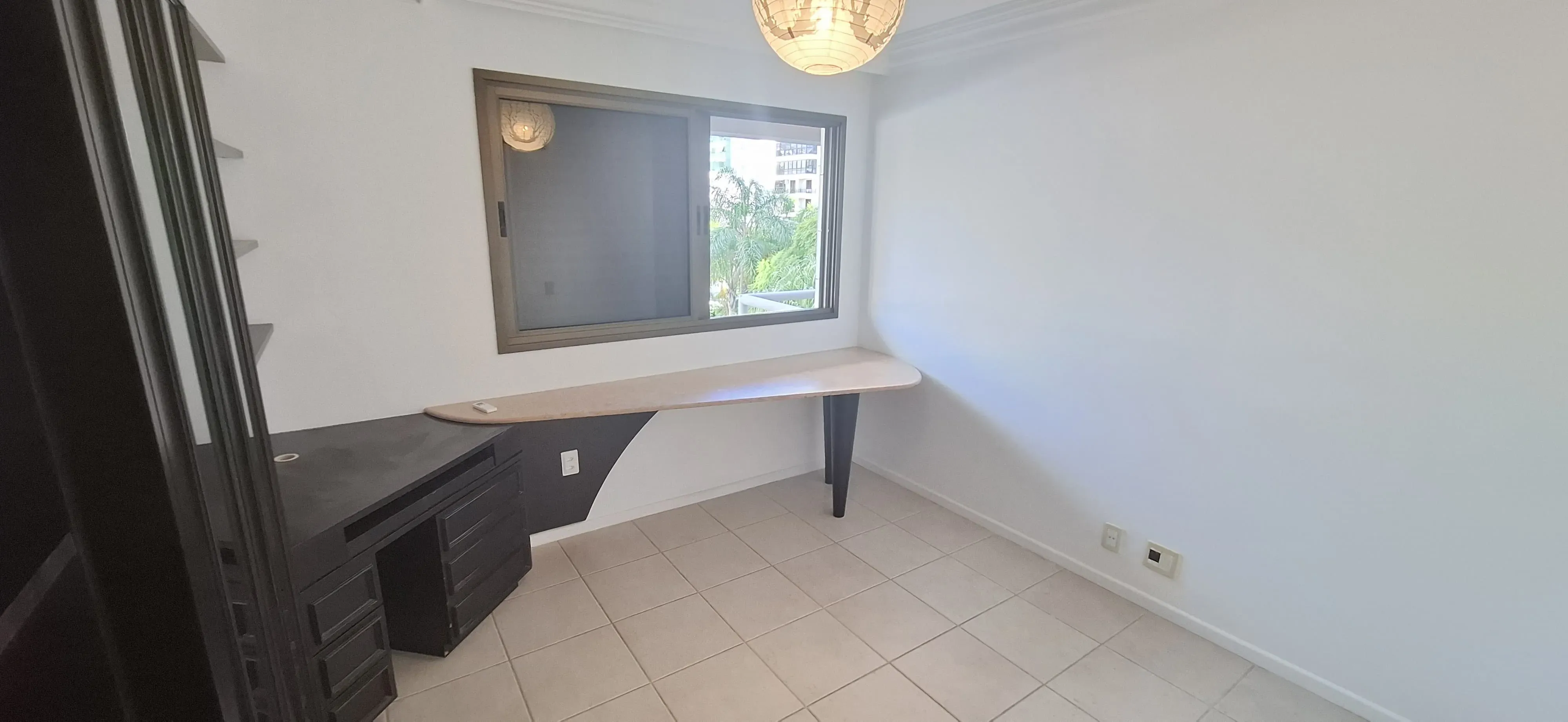 Apartamento com 3 dormitórios sendo 2 suítes e 2 vagas de garagem em Florianópolis/SC