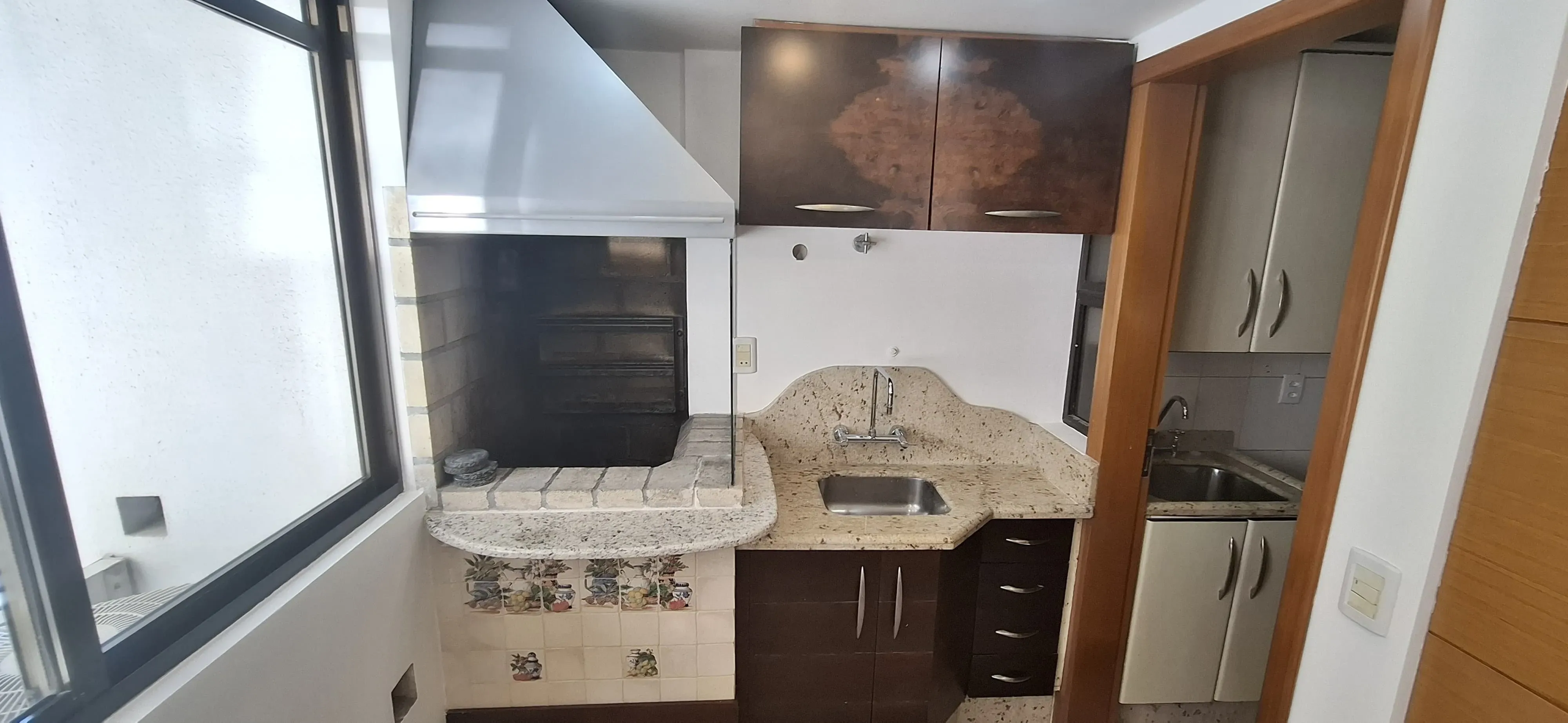 Apartamento com 3 dormitórios sendo 2 suítes e 2 vagas de garagem em Florianópolis/SC