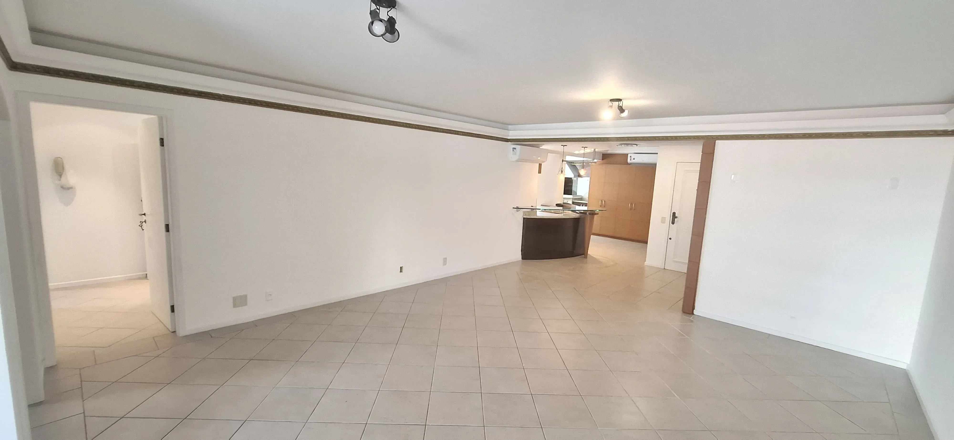 Apartamento com 3 dormitórios sendo 2 suítes e 2 vagas de garagem em Florianópolis/SC