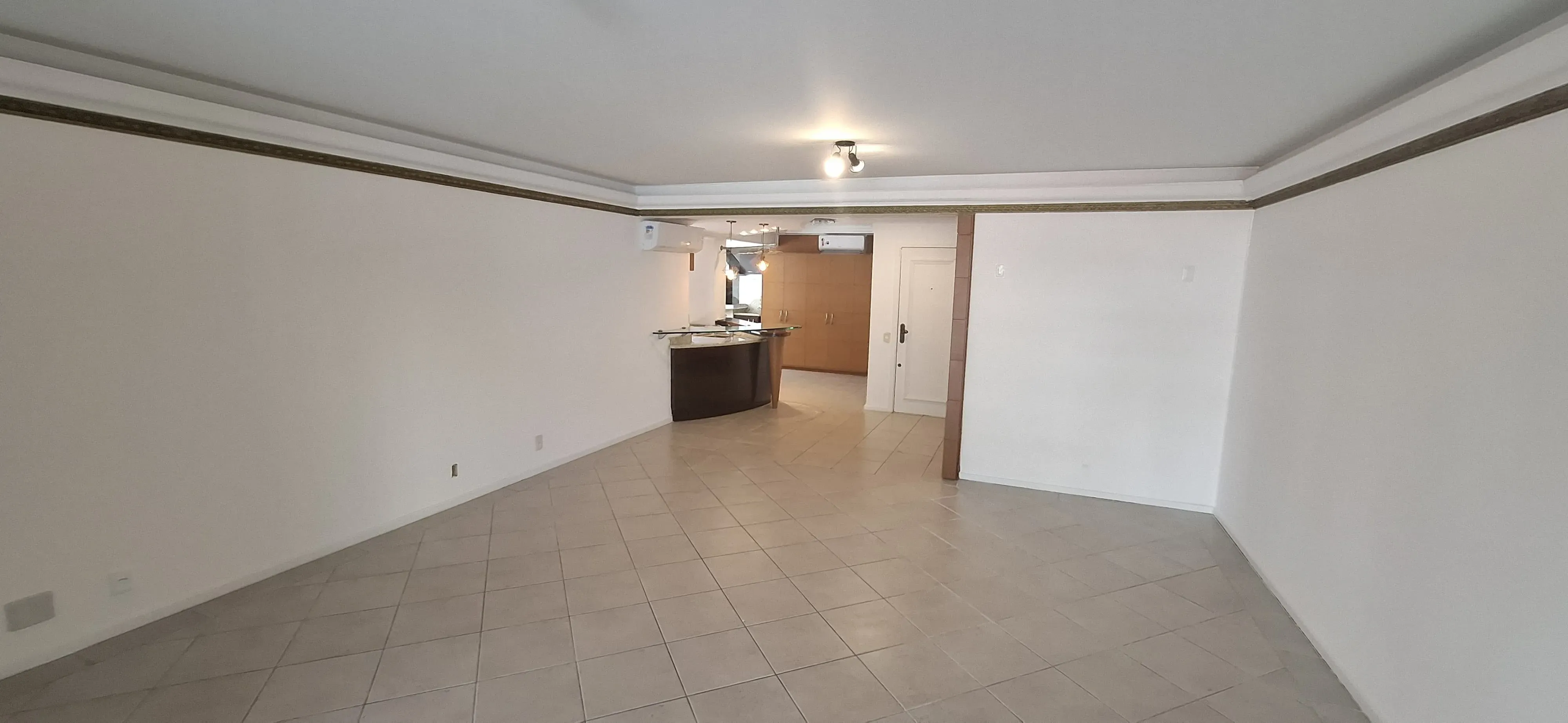 Apartamento com 3 dormitórios sendo 2 suítes e 2 vagas de garagem em Florianópolis/SC