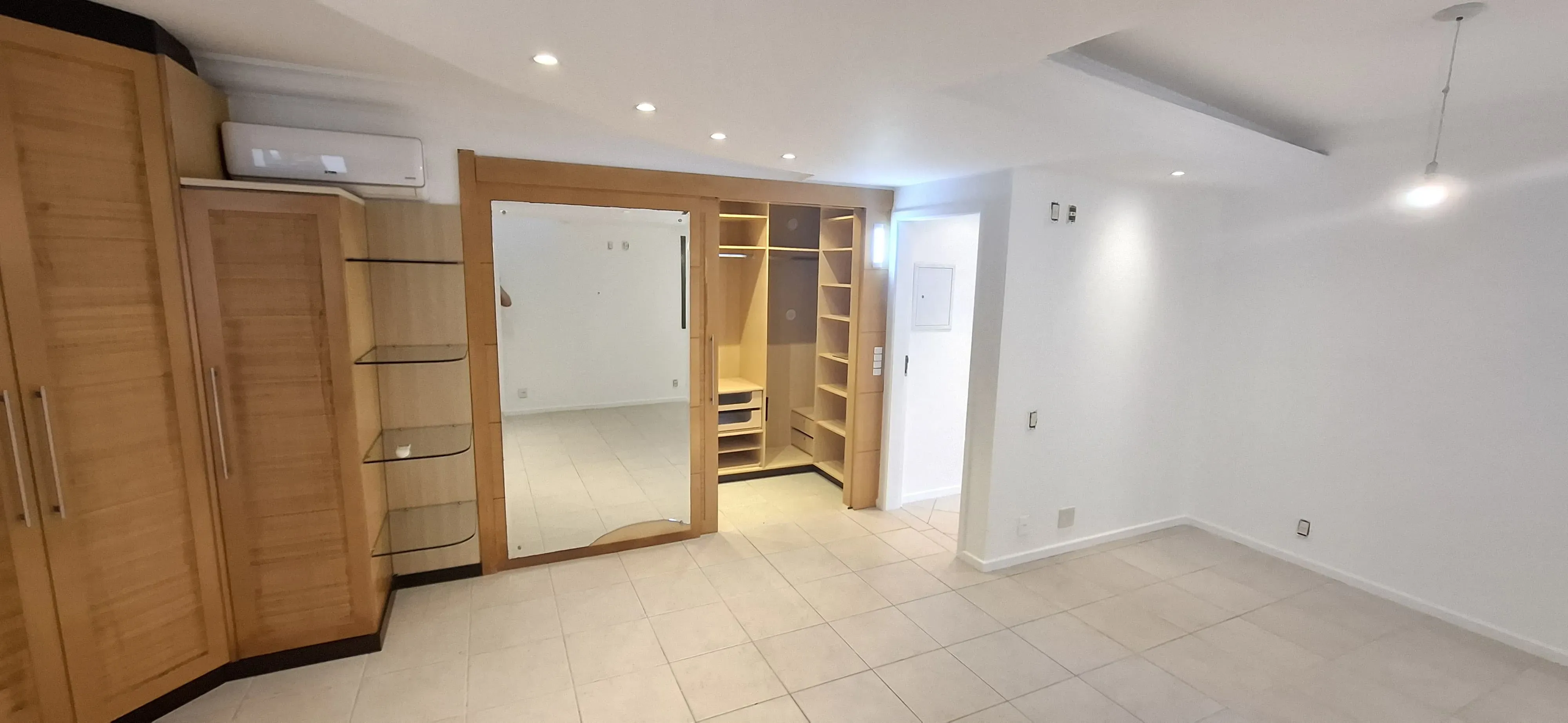 Apartamento com 3 dormitórios sendo 2 suítes e 2 vagas de garagem em Florianópolis/SC