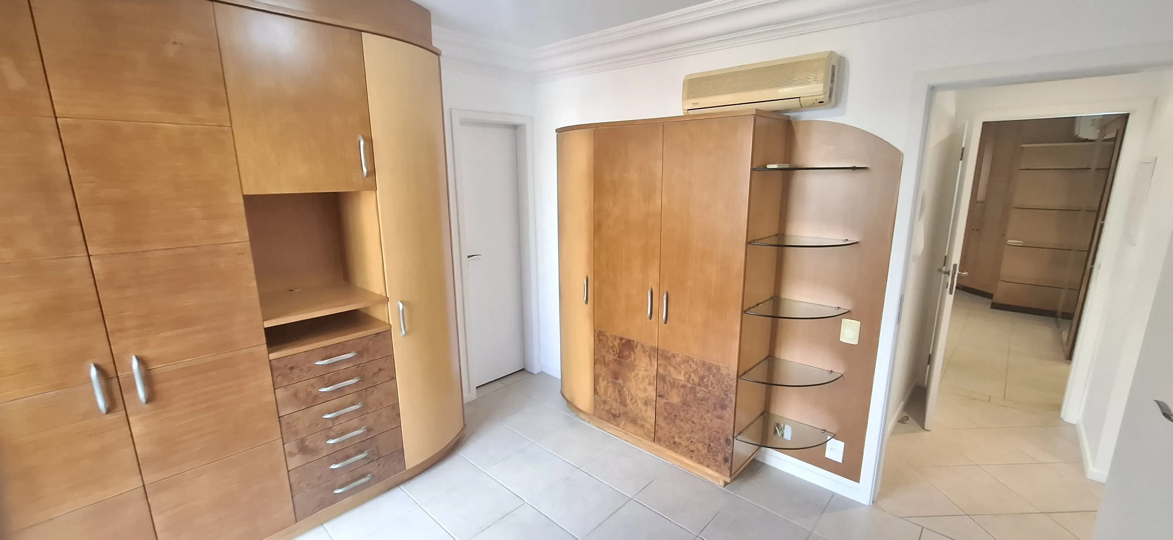 Apartamento com 3 dormitórios sendo 2 suítes e 2 vagas de garagem em Florianópolis/SC