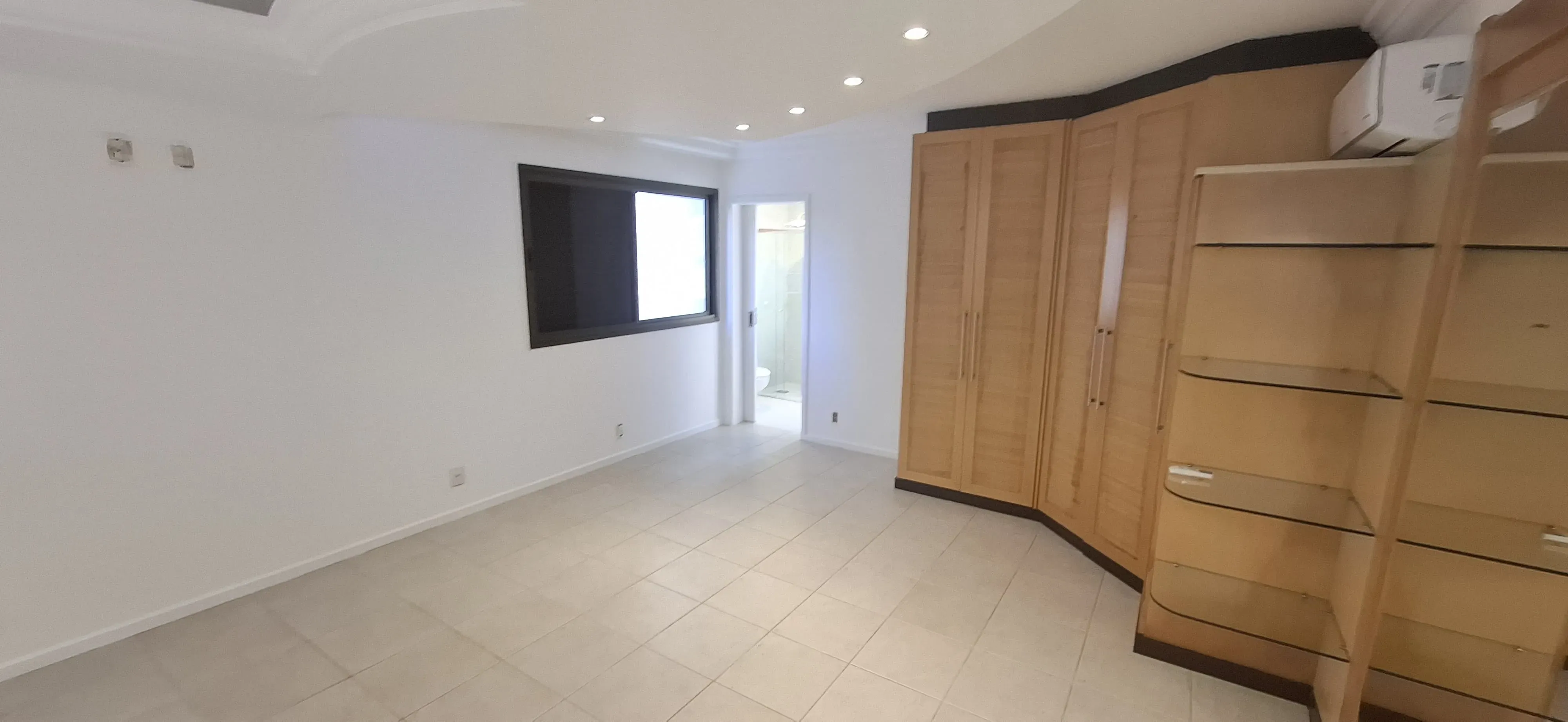 Apartamento com 3 dormitórios sendo 2 suítes e 2 vagas de garagem em Florianópolis/SC