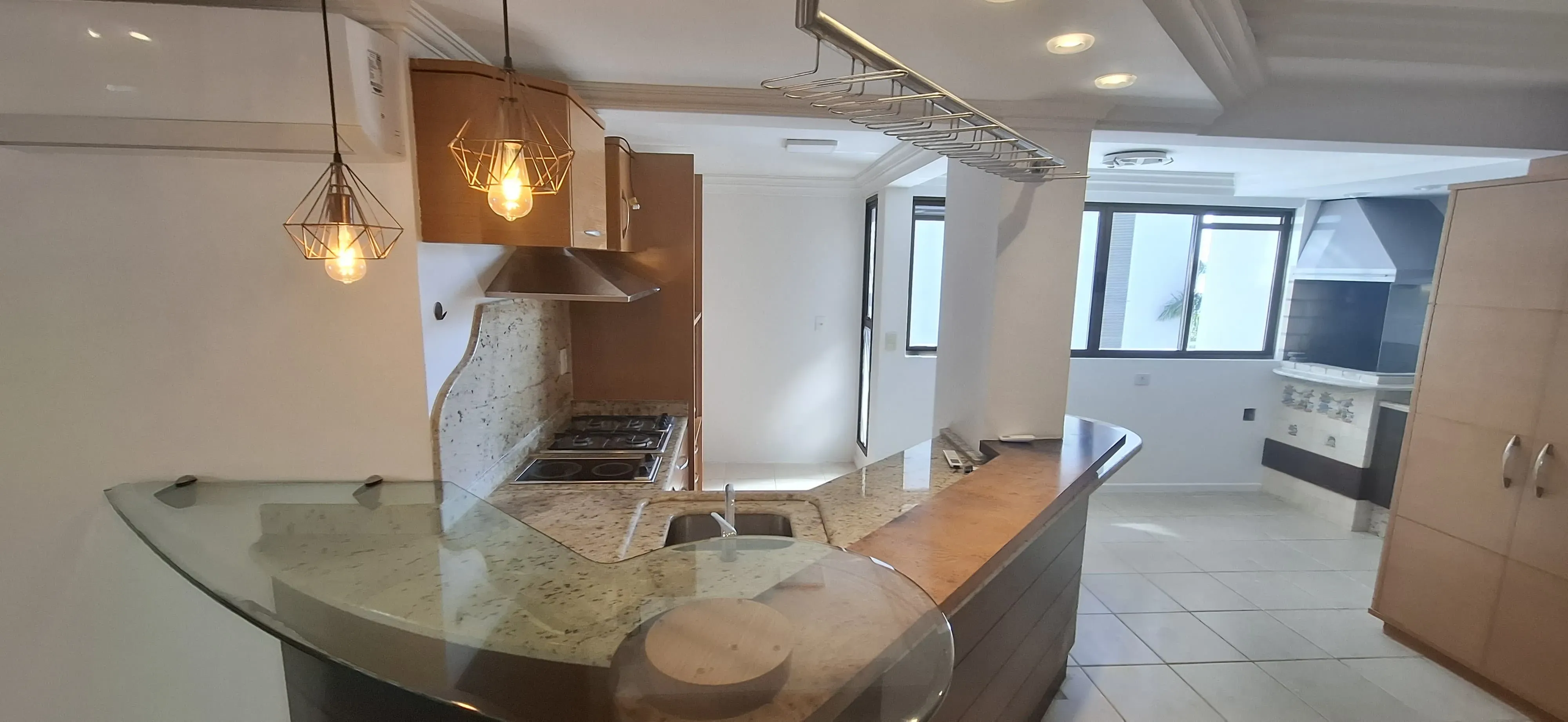 Apartamento com 3 dormitórios sendo 2 suítes e 2 vagas de garagem em Florianópolis/SC