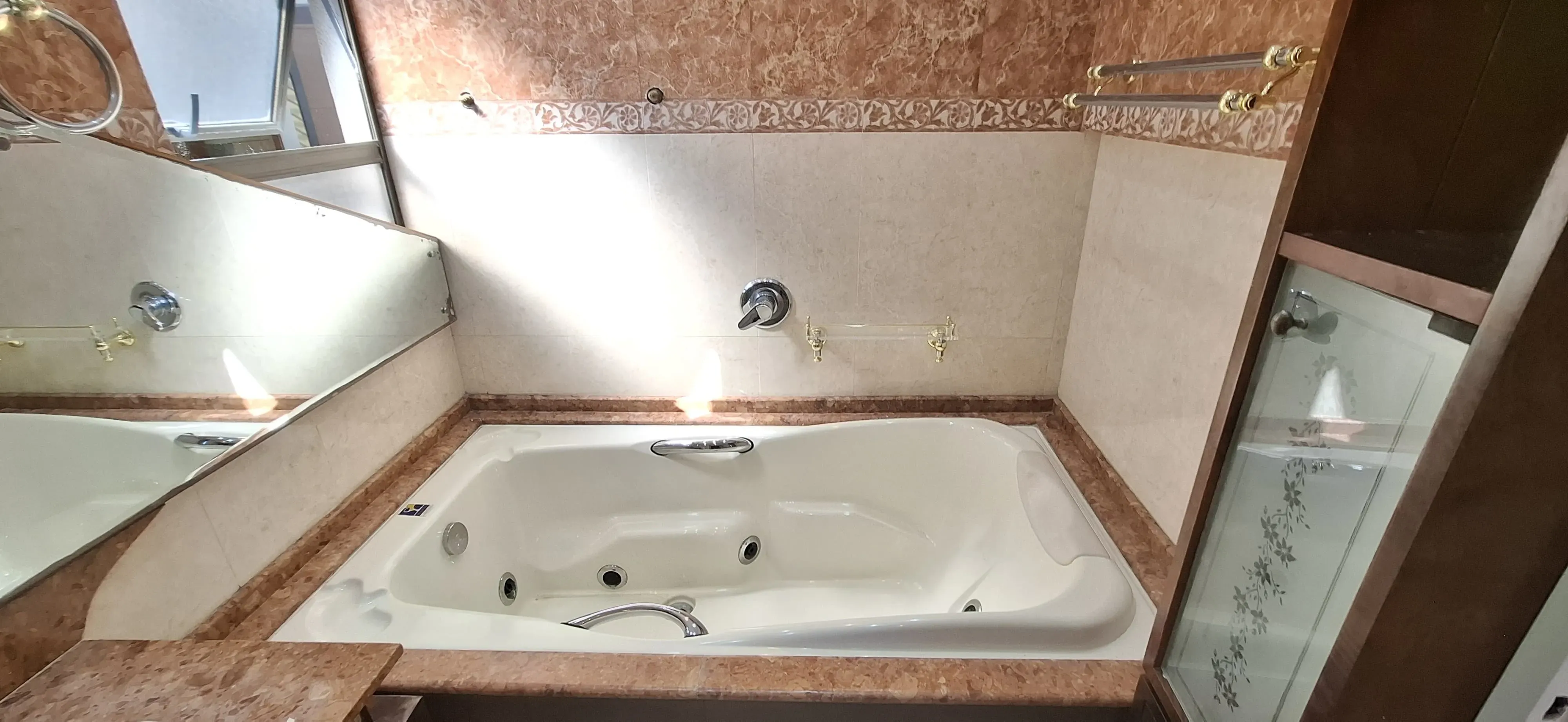 Apartamento com 3 dormitórios sendo 2 suítes e 2 vagas de garagem em Florianópolis/SC