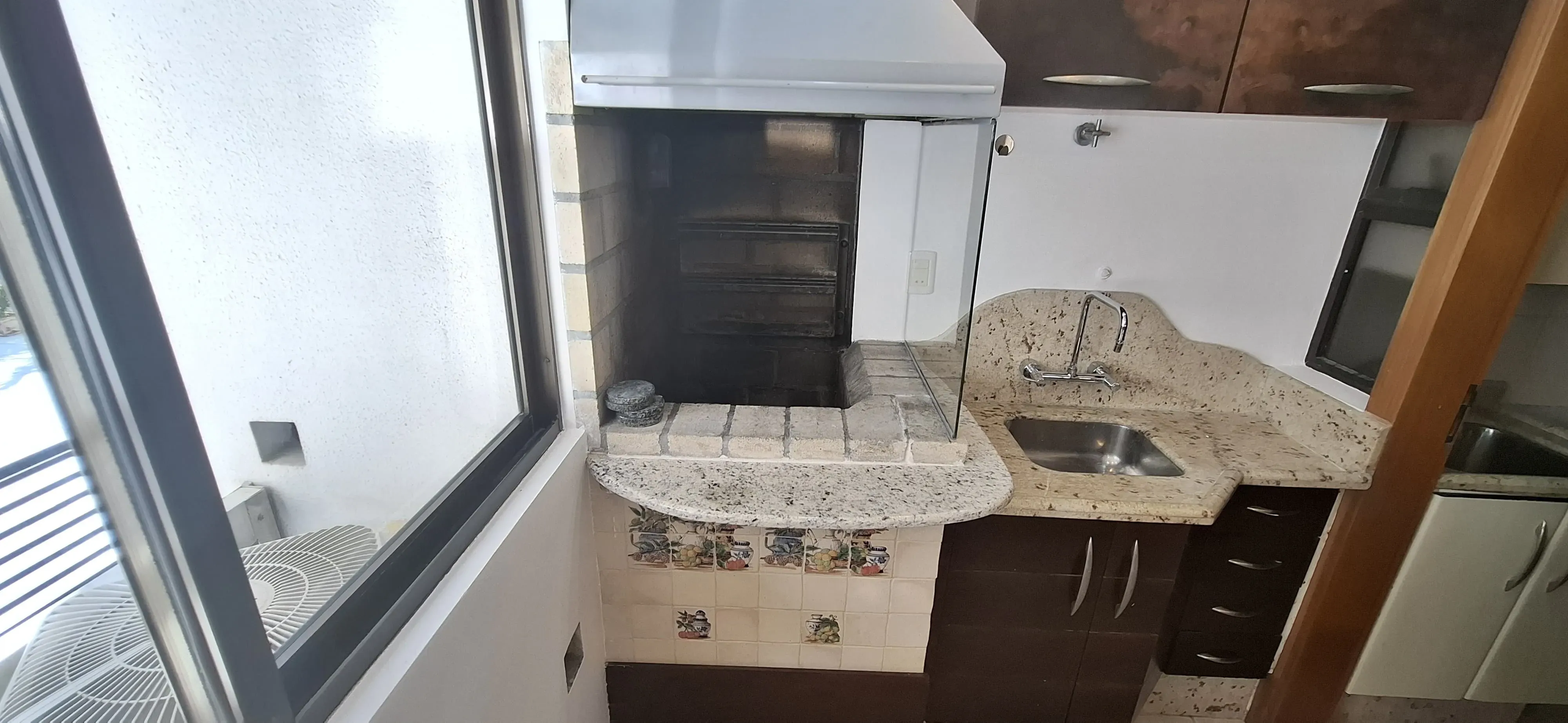 Apartamento com 3 dormitórios sendo 2 suítes e 2 vagas de garagem em Florianópolis/SC