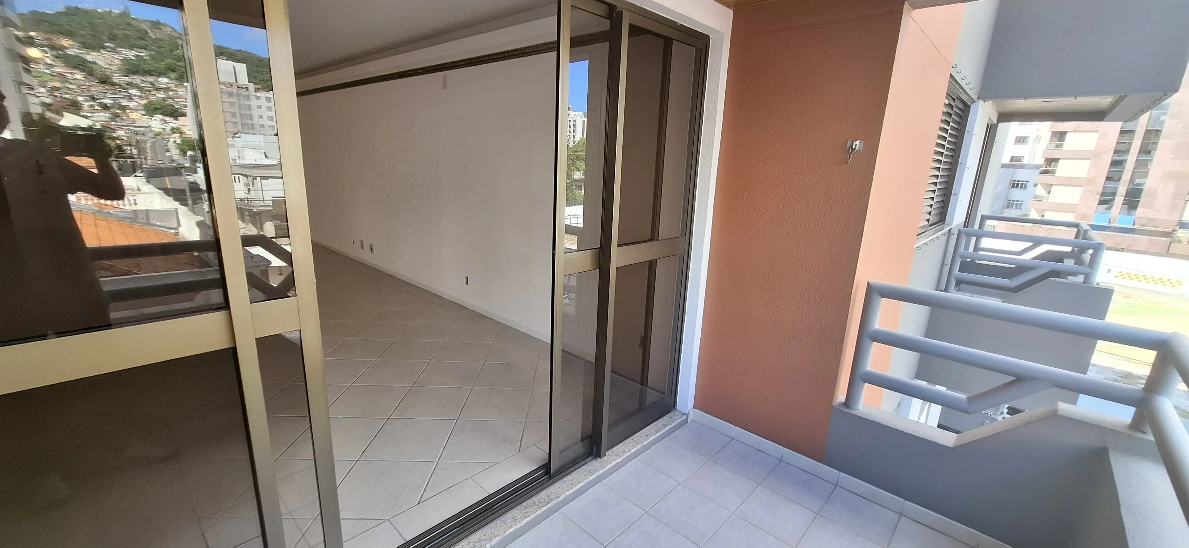 Apartamento com 3 dormitórios sendo 2 suítes e 2 vagas de garagem em Florianópolis/SC