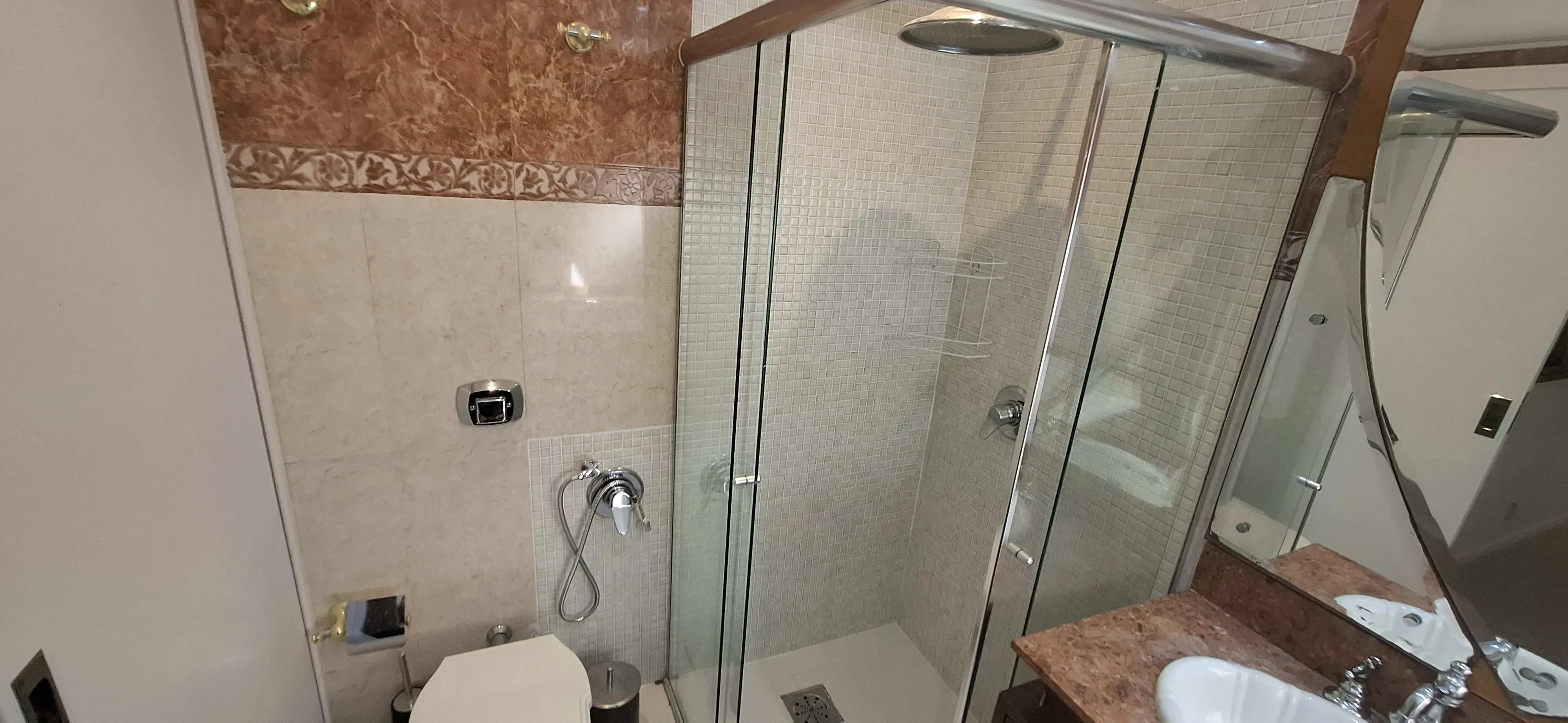 Apartamento com 3 dormitórios sendo 2 suítes e 2 vagas de garagem em Florianópolis/SC