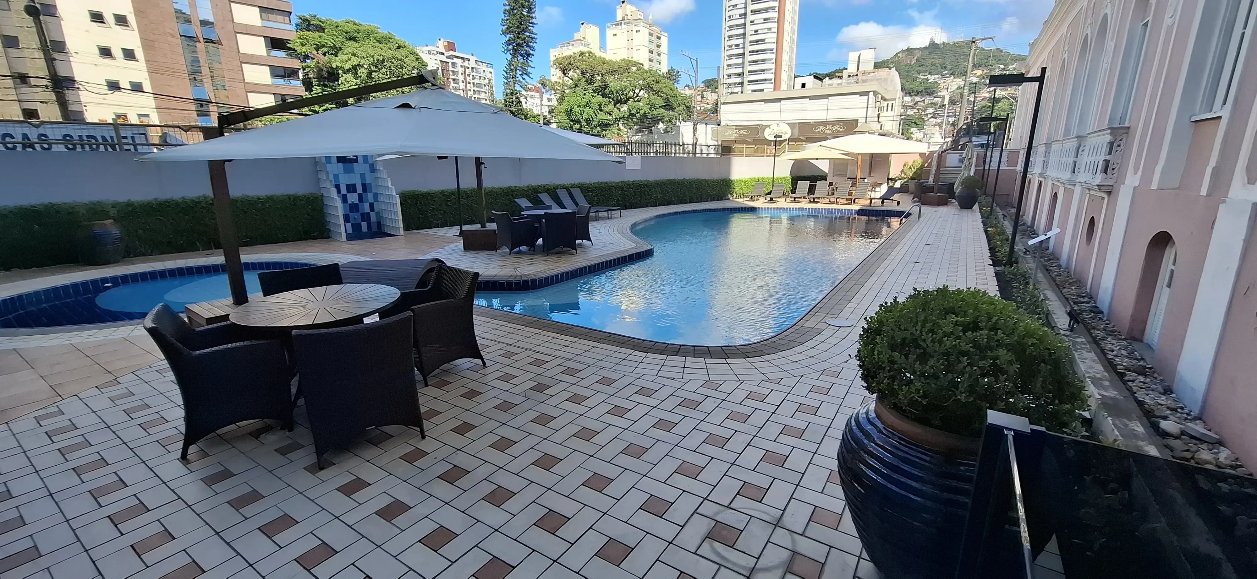 Apartamento com 3 dormitórios sendo 2 suítes e 2 vagas de garagem em Florianópolis/SC