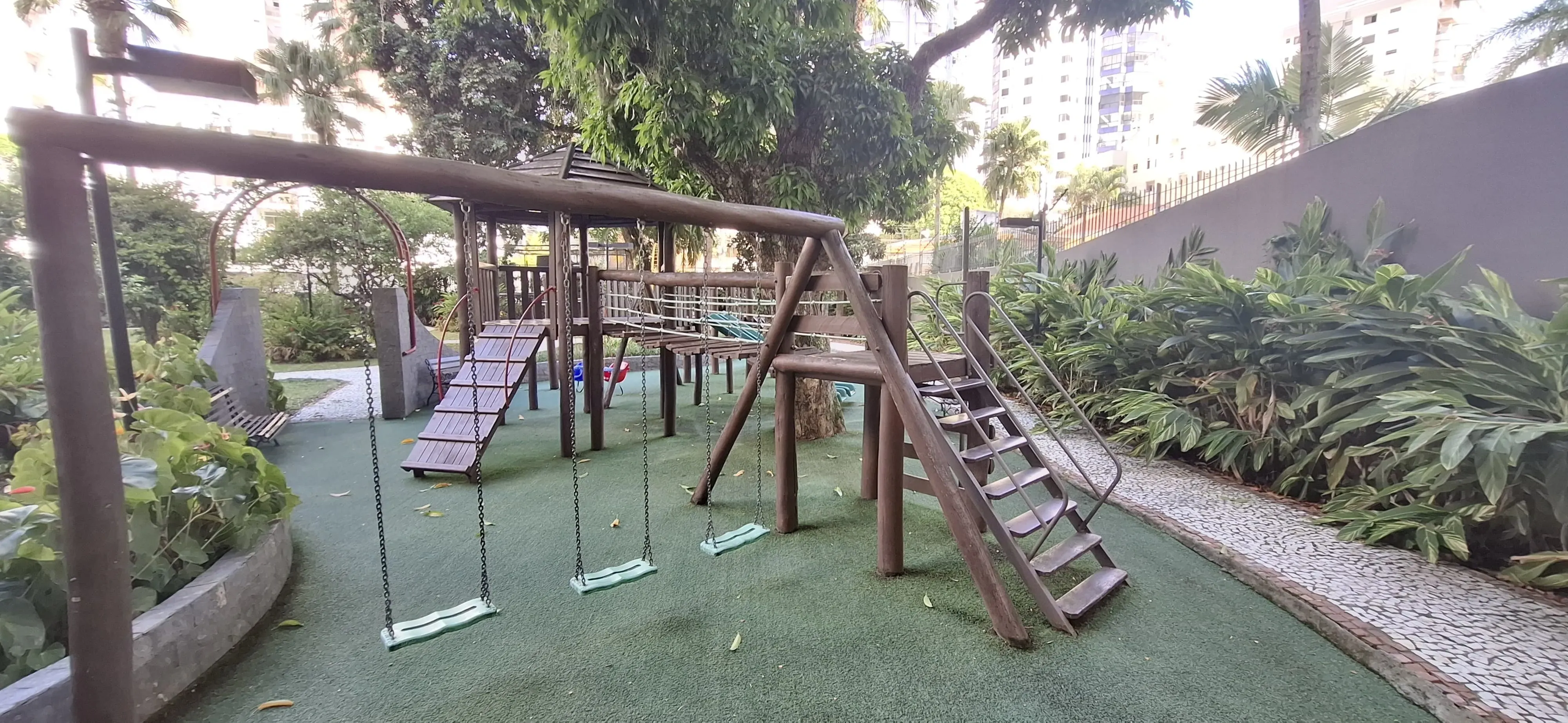 Apartamento com 3 dormitórios sendo 2 suítes e 2 vagas de garagem em Florianópolis/SC