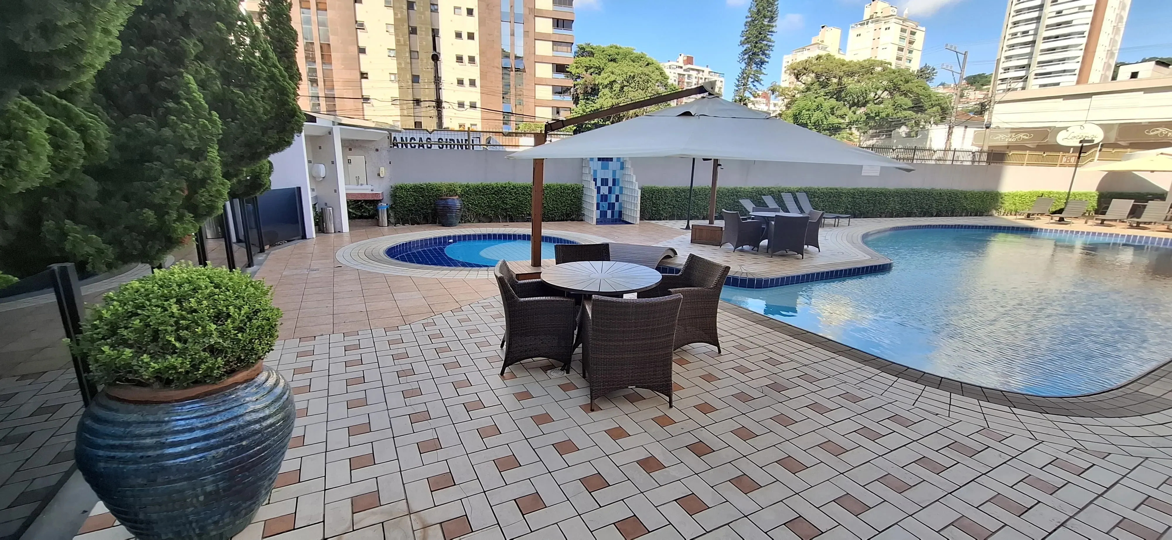 Apartamento com 3 dormitórios sendo 2 suítes e 2 vagas de garagem em Florianópolis/SC