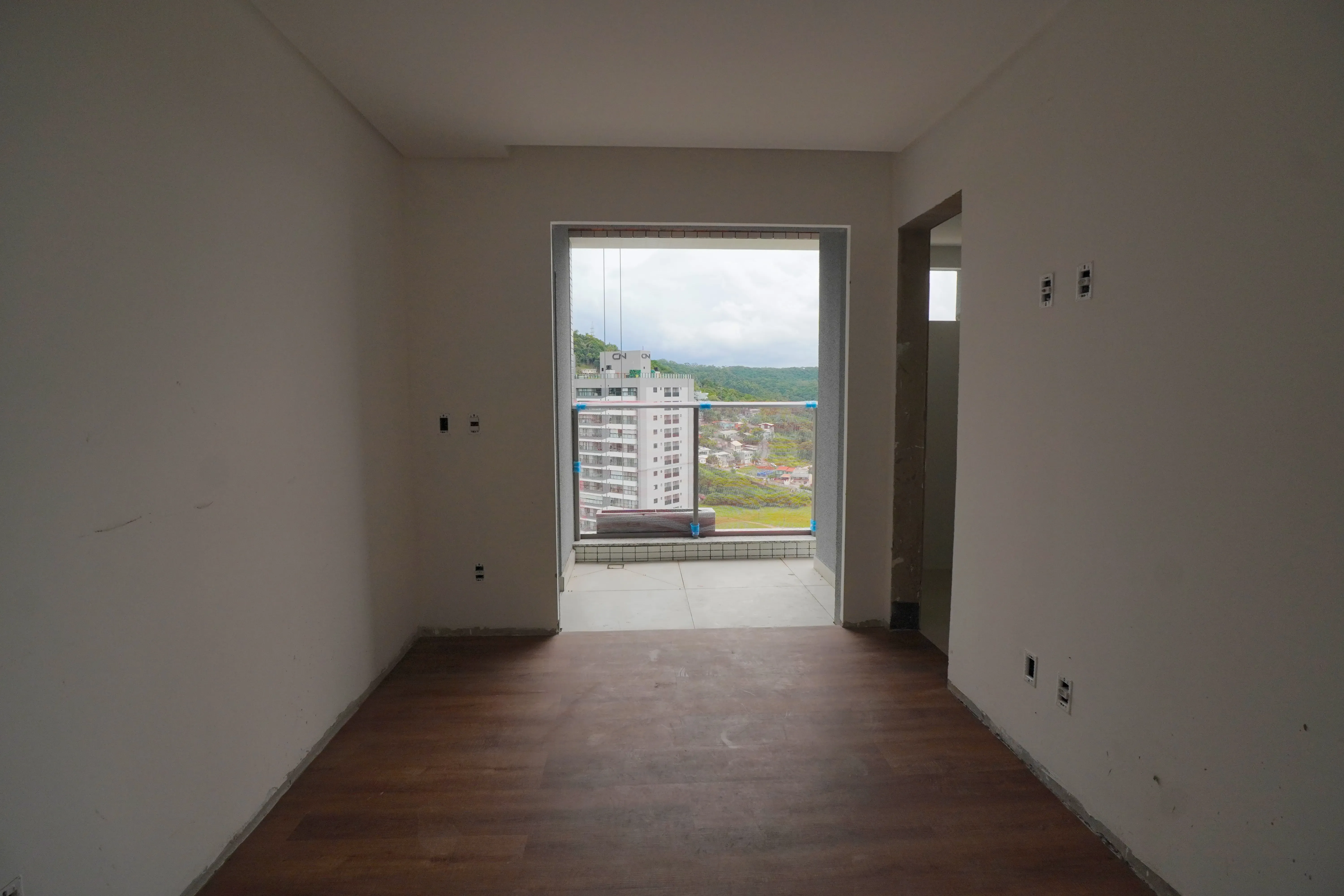 Apartamento com 2 dormitórios sendo 2 suítes e 2 vagas de garagem em Itajaí/SC