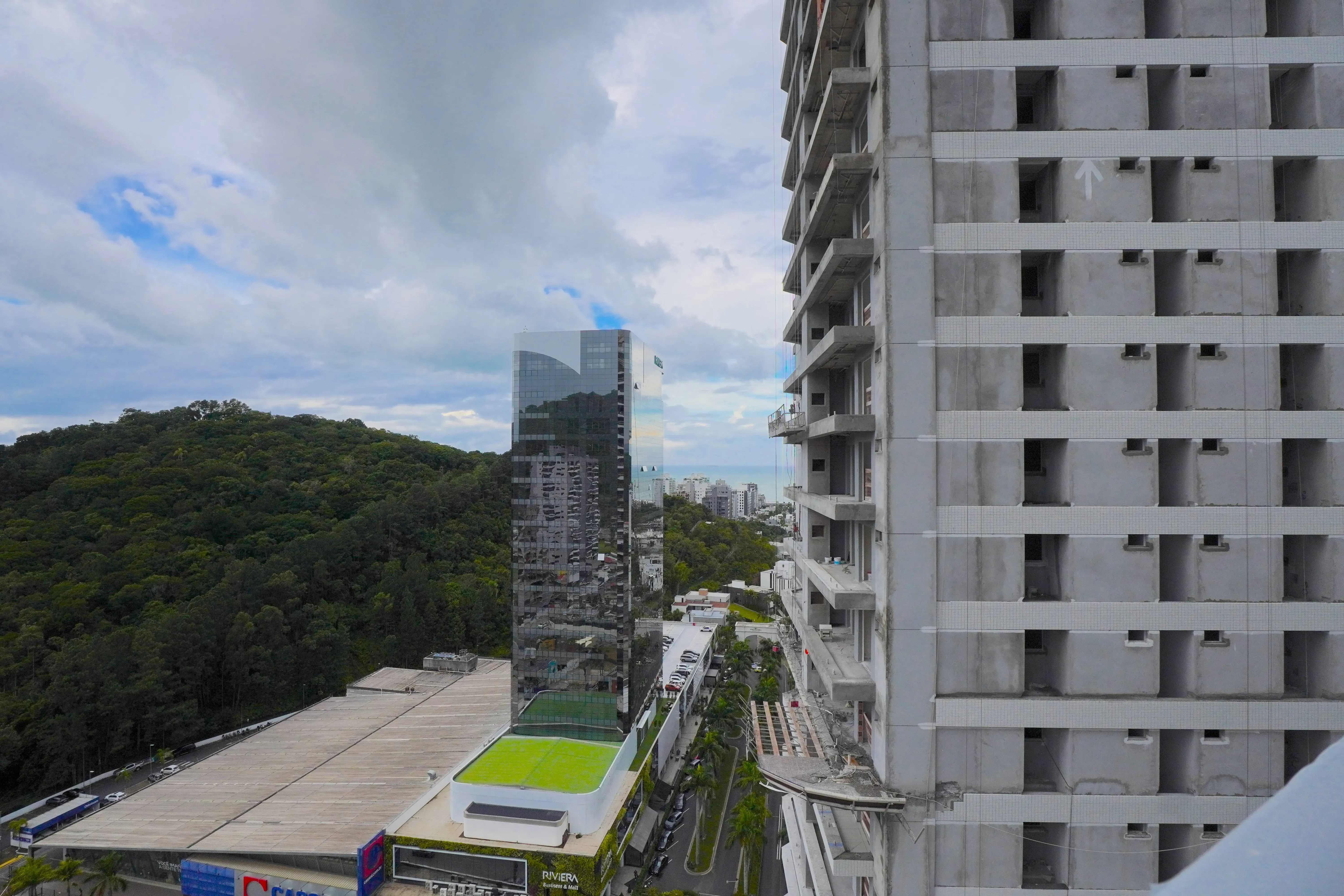 Apartamento com 2 dormitórios sendo 2 suítes e 2 vagas de garagem em Itajaí/SC