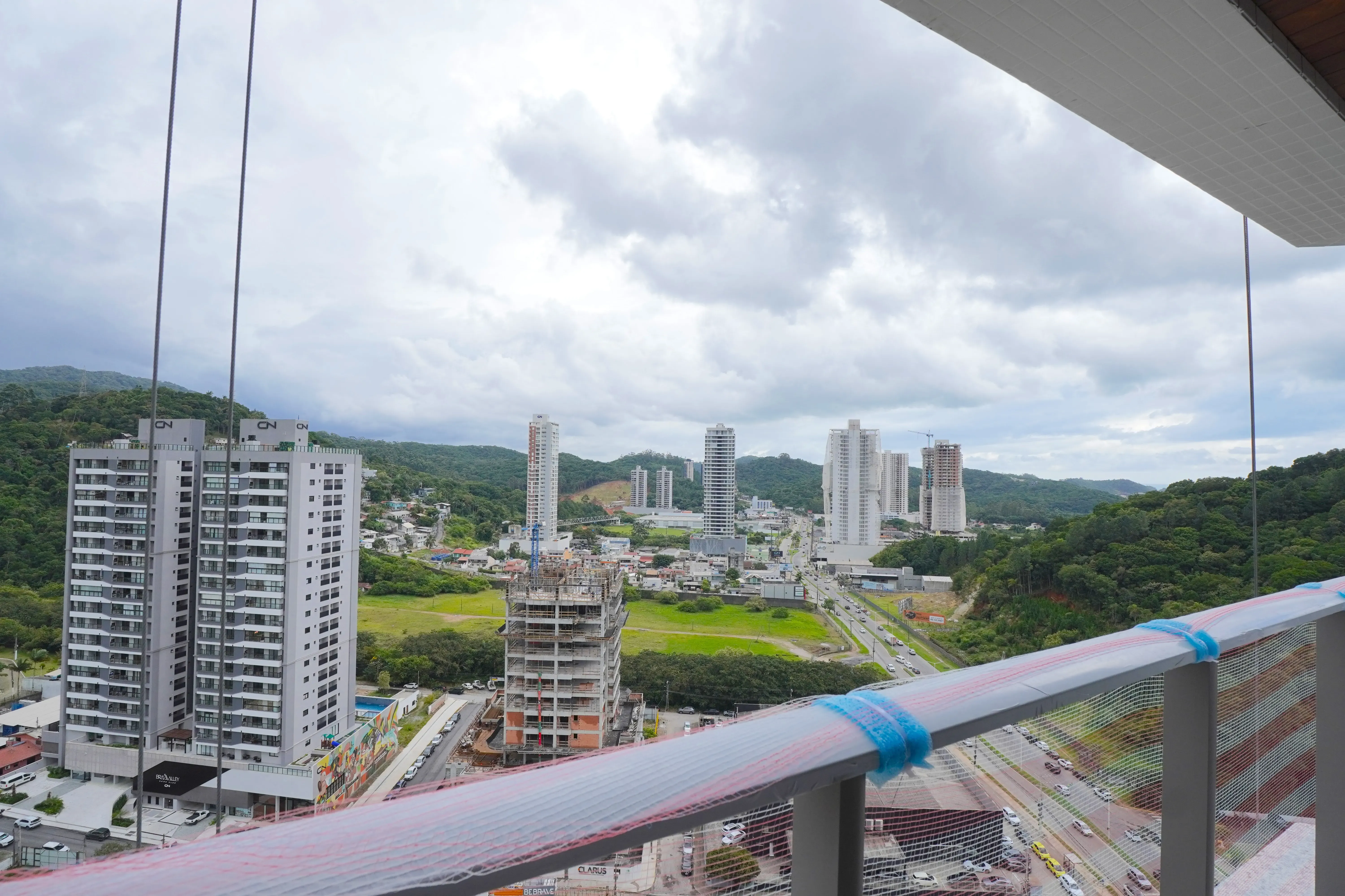 Apartamento com 2 dormitórios sendo 2 suítes e 2 vagas de garagem em Itajaí/SC