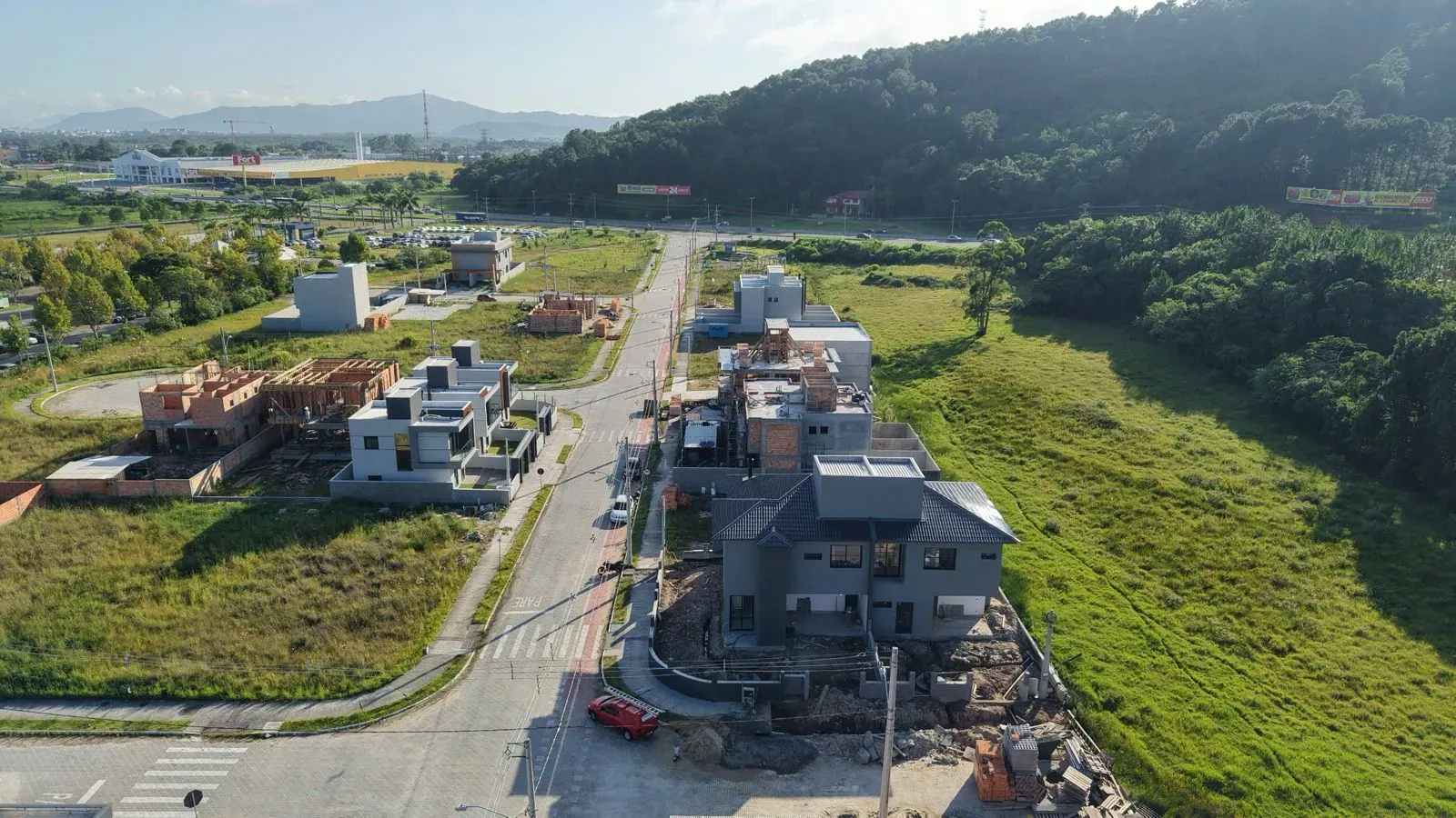 Casa com 2 dormitórios sendo 2 suítes e 2 vagas de garagem em Florianópolis/SC