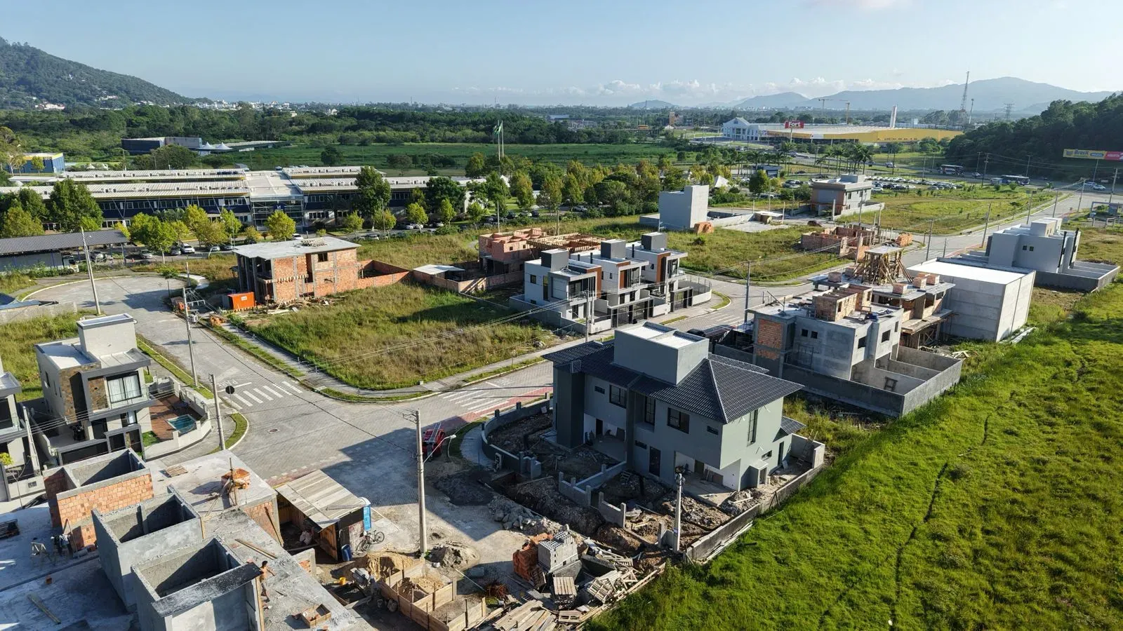 Casa com 2 dormitórios sendo 2 suítes e 2 vagas de garagem em Florianópolis/SC