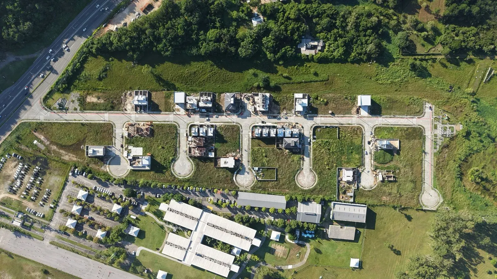 Casa com 2 dormitórios sendo 2 suítes e 2 vagas de garagem em Florianópolis/SC