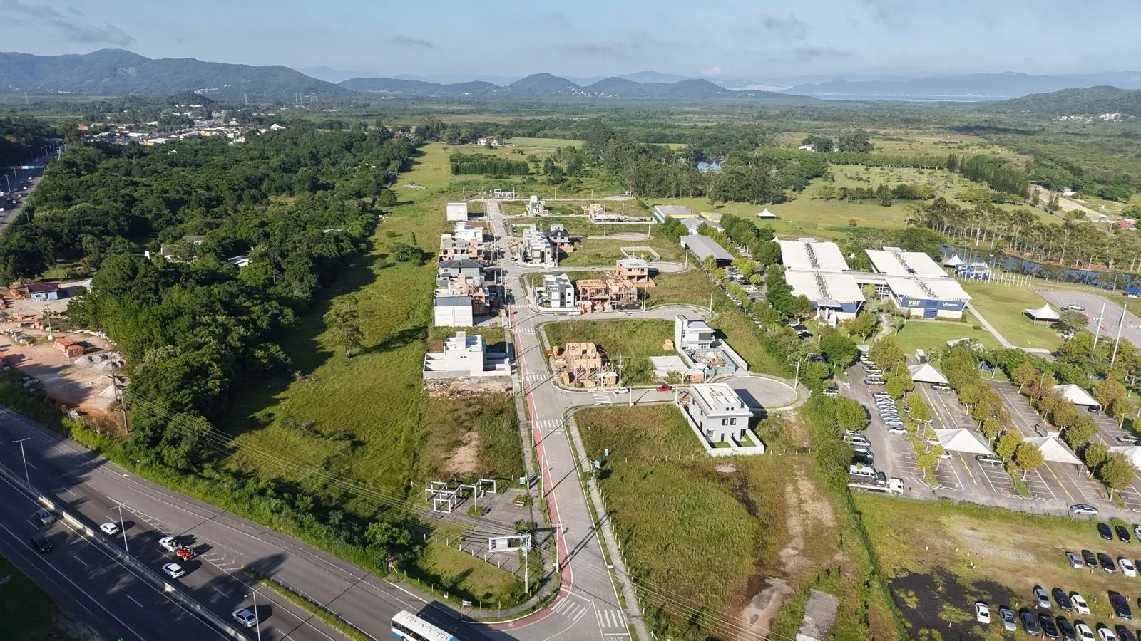 Casa com 2 dormitórios sendo 2 suítes e 2 vagas de garagem em Florianópolis/SC