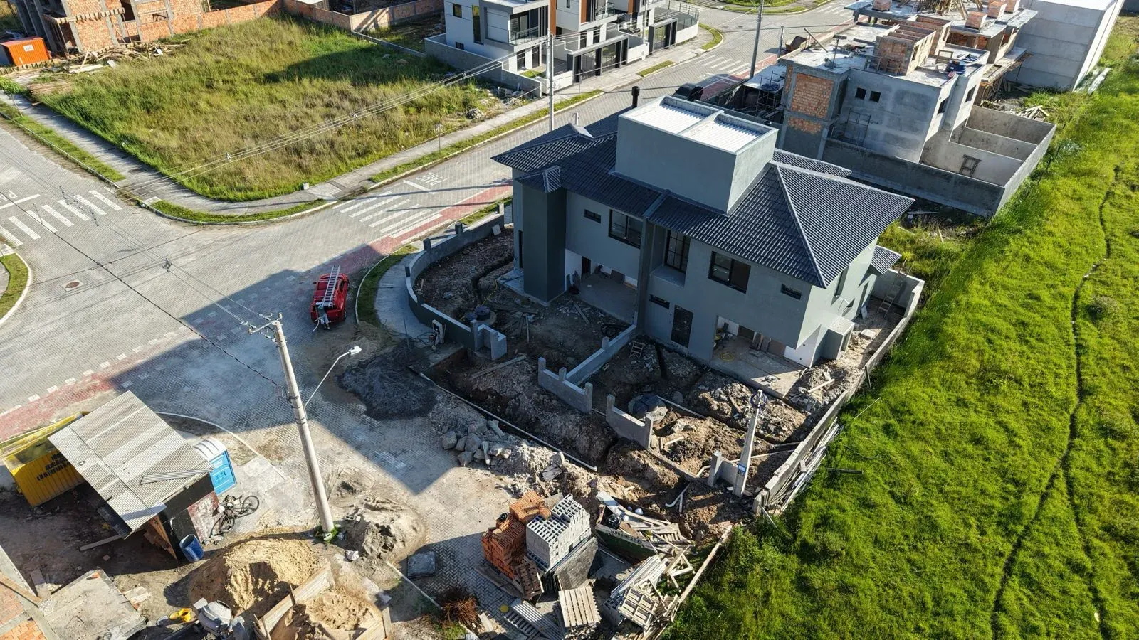 Casa com 2 dormitórios sendo 2 suítes e 2 vagas de garagem em Florianópolis/SC