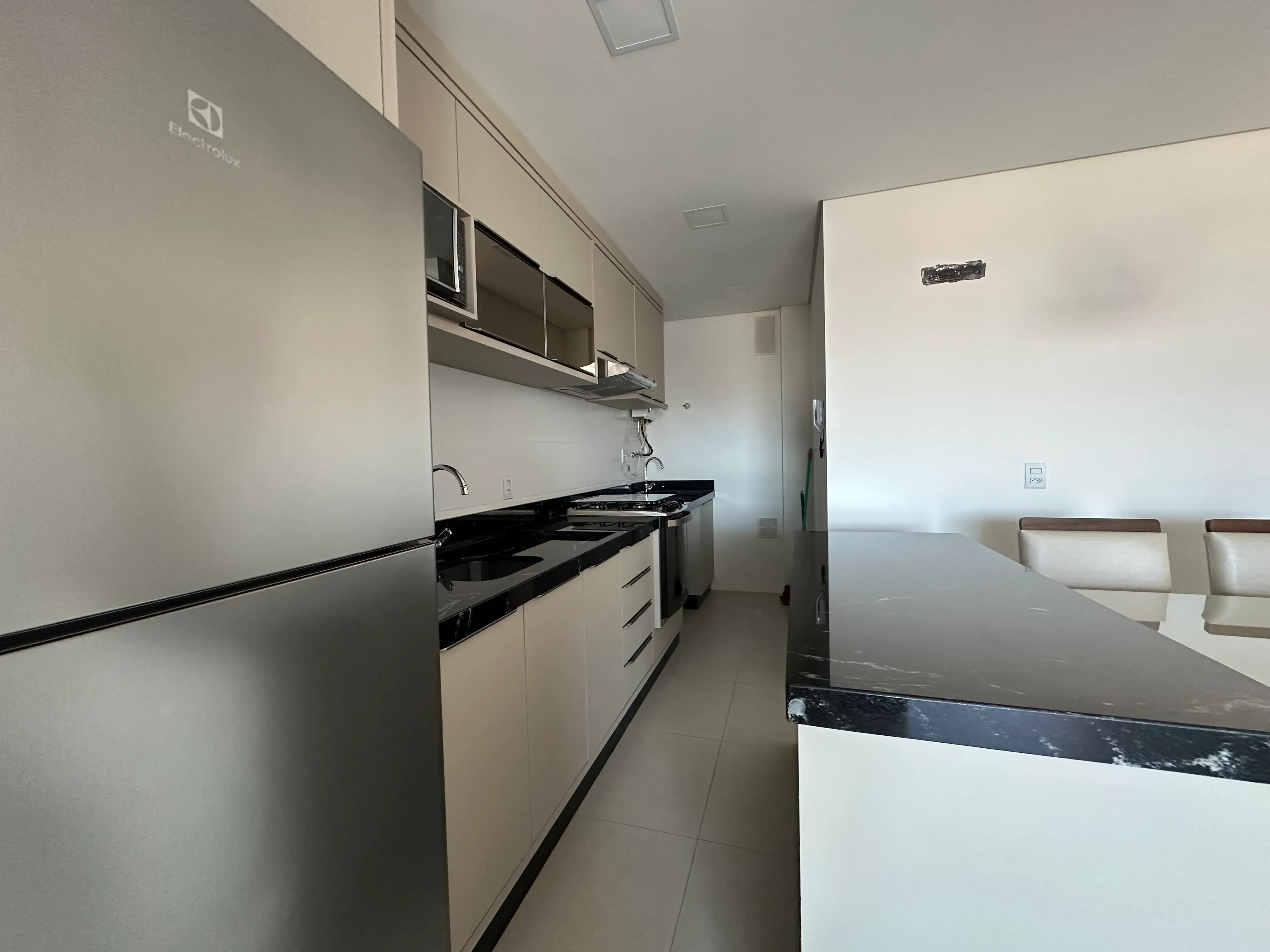 Apartamento com 2 dormitórios sendo 1 suíte e 1 vaga de garagem em Navegantes/SC