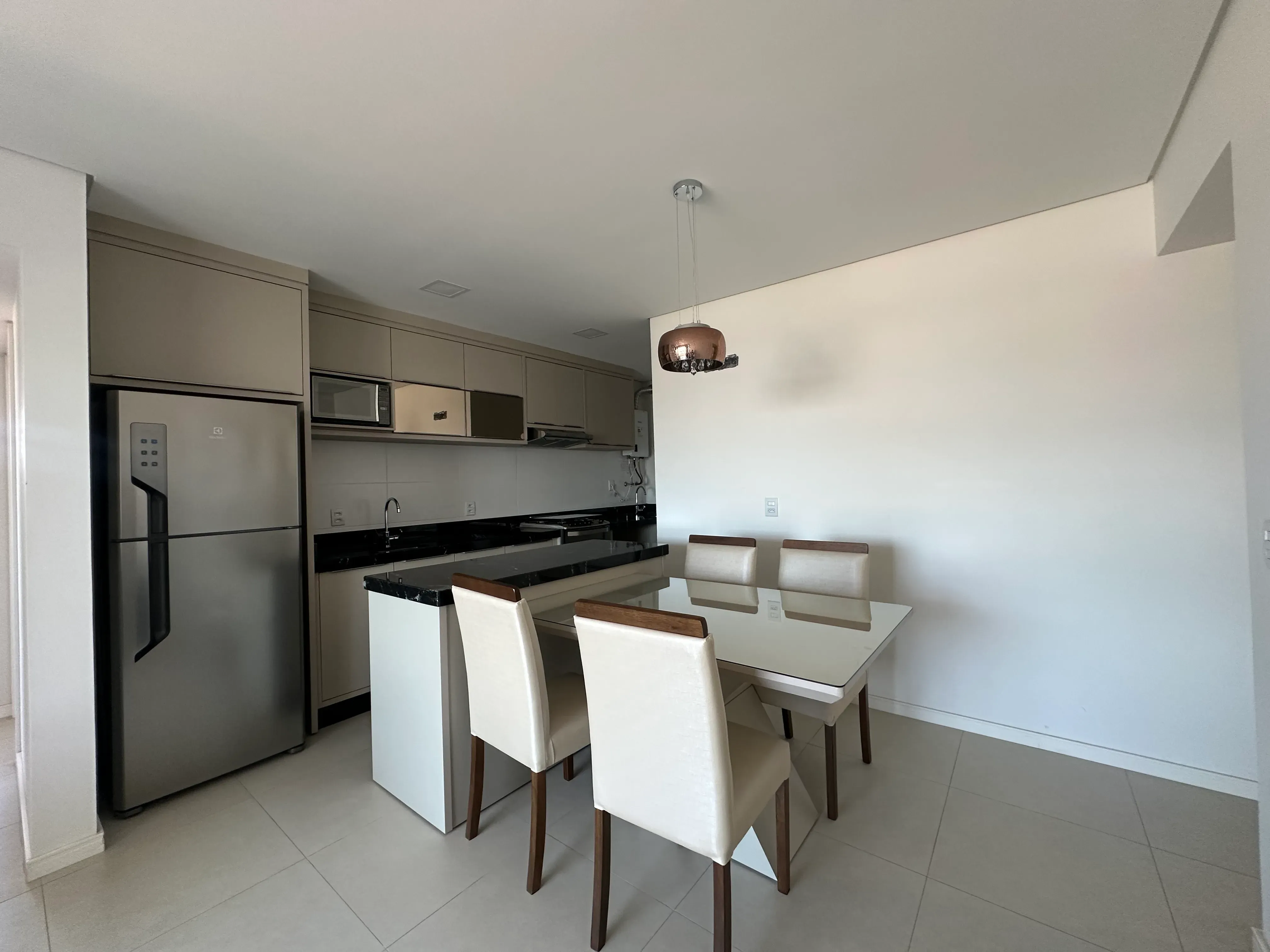 Apartamento com 2 dormitórios sendo 1 suíte e 1 vaga de garagem em Navegantes/SC