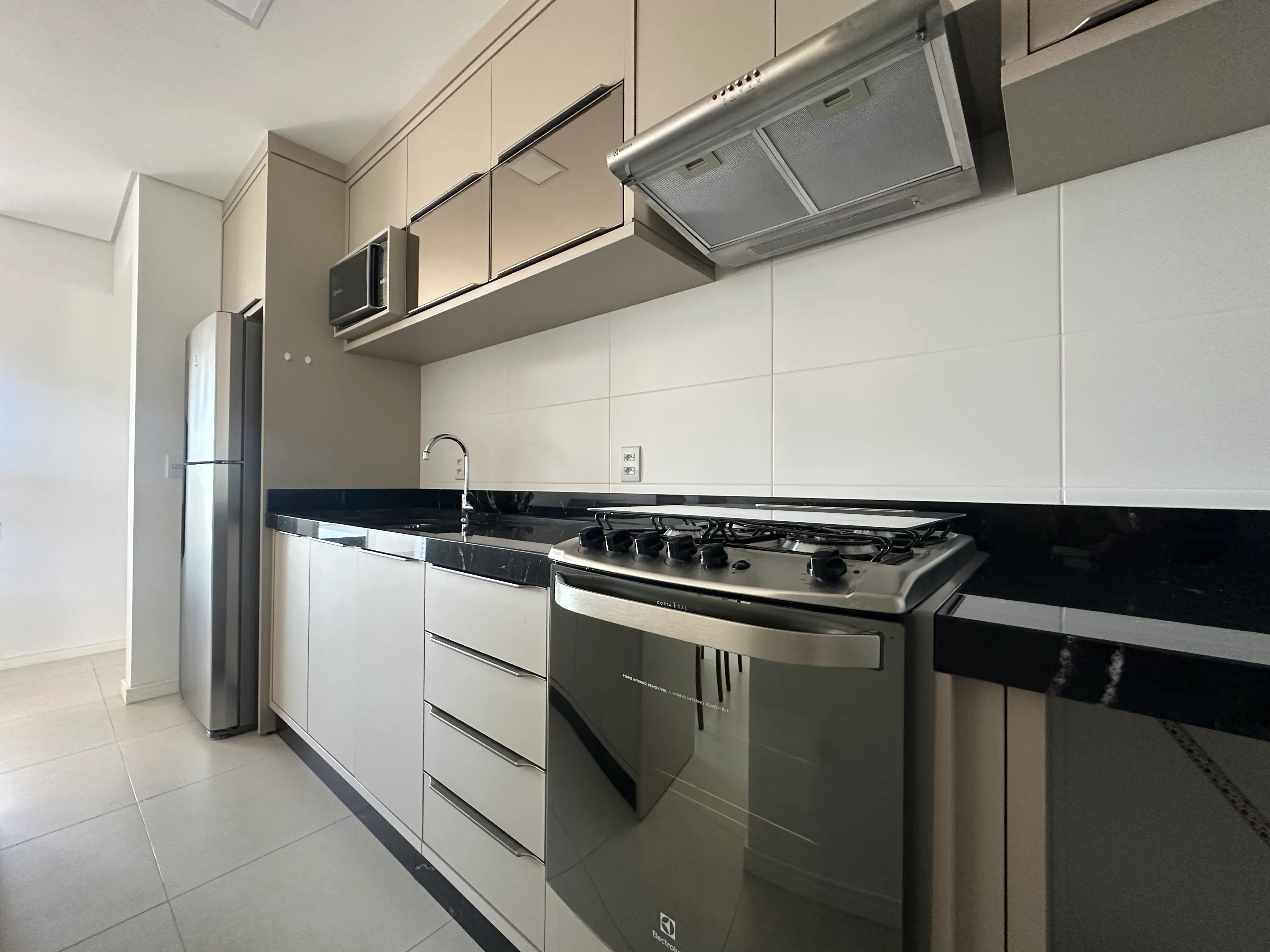 Apartamento com 2 dormitórios sendo 1 suíte e 1 vaga de garagem em Navegantes/SC