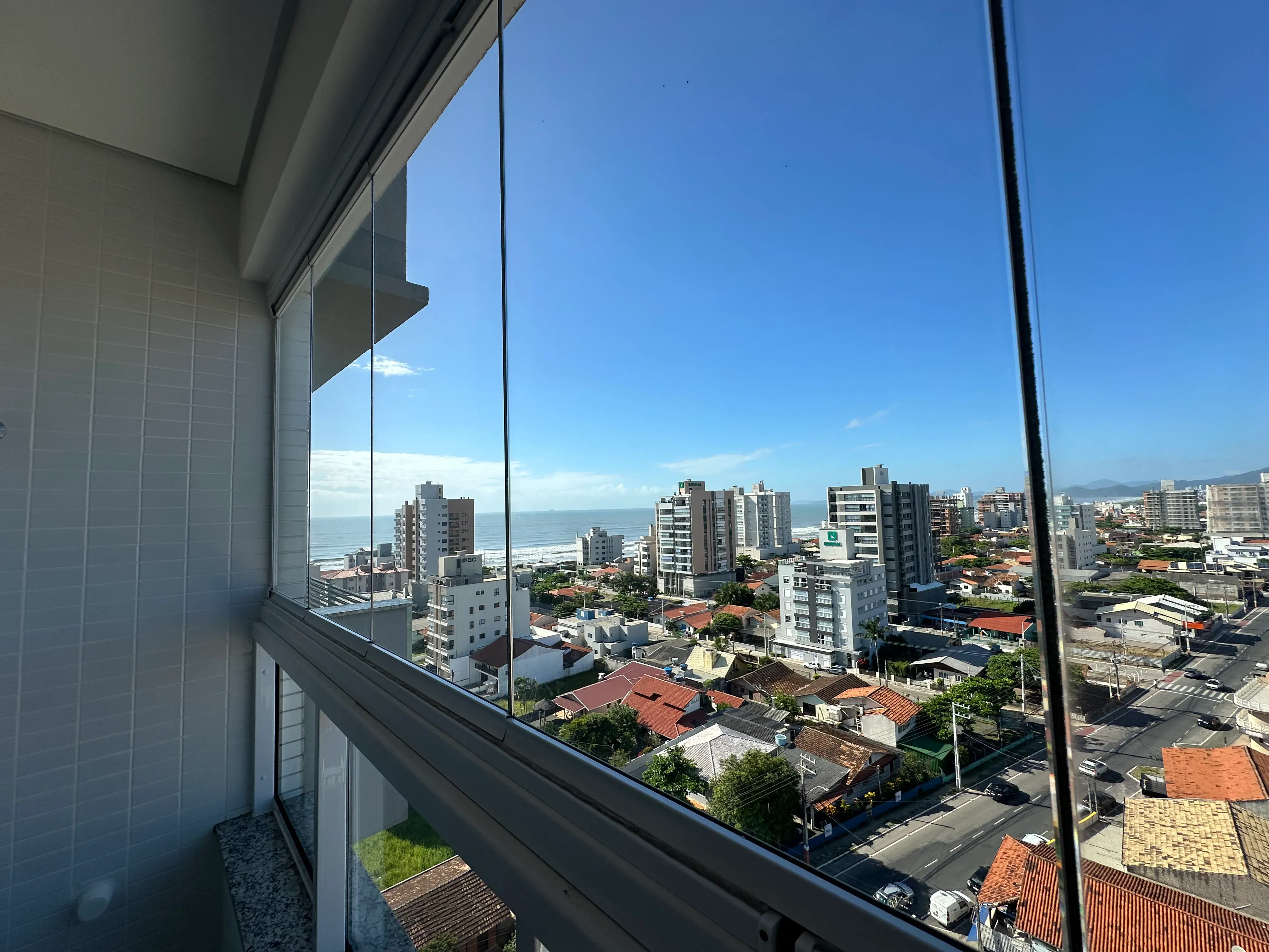 Apartamento com 2 dormitórios sendo 1 suíte e 1 vaga de garagem em Navegantes/SC