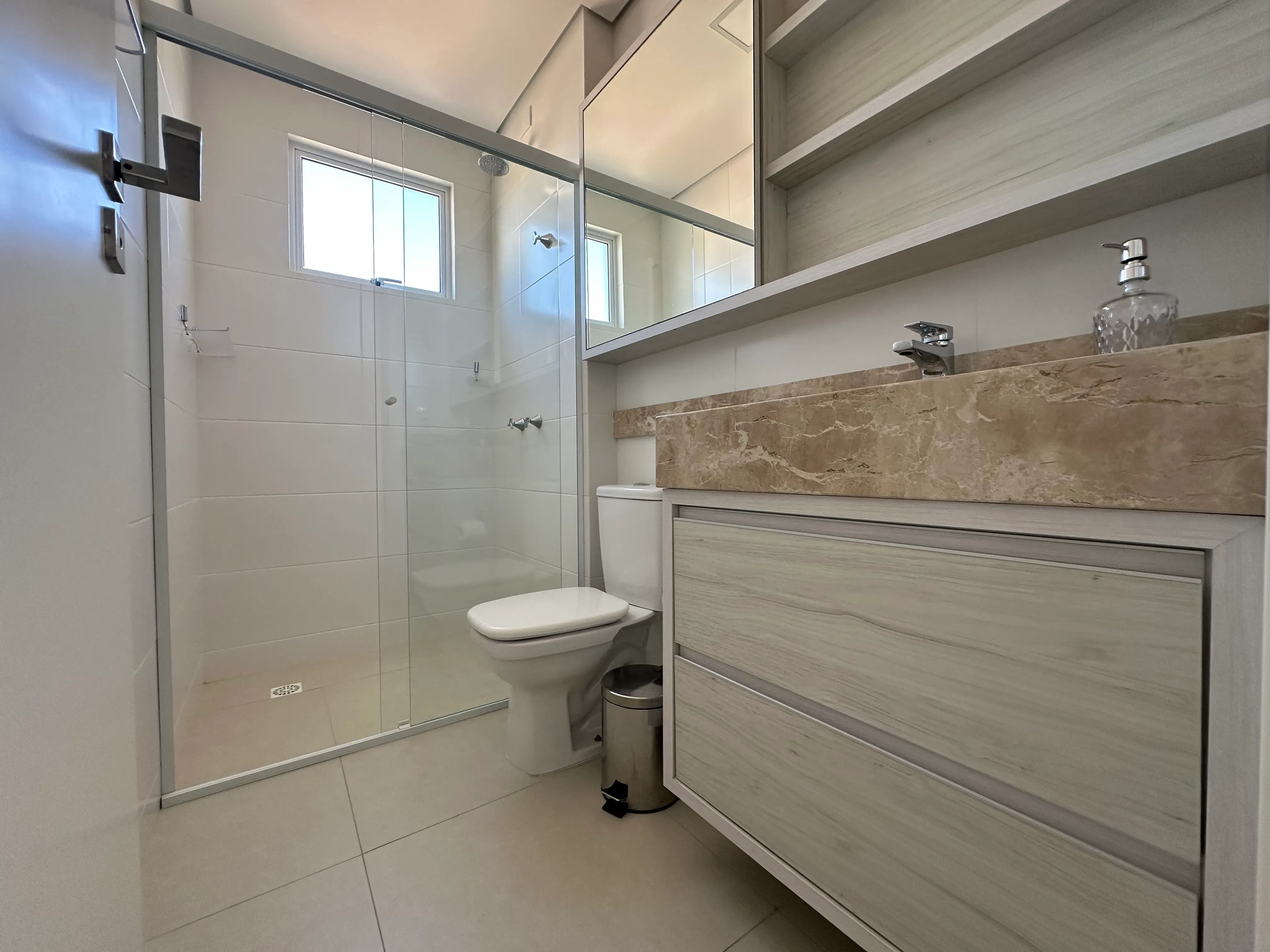 Apartamento com 2 dormitórios sendo 1 suíte e 1 vaga de garagem em Navegantes/SC