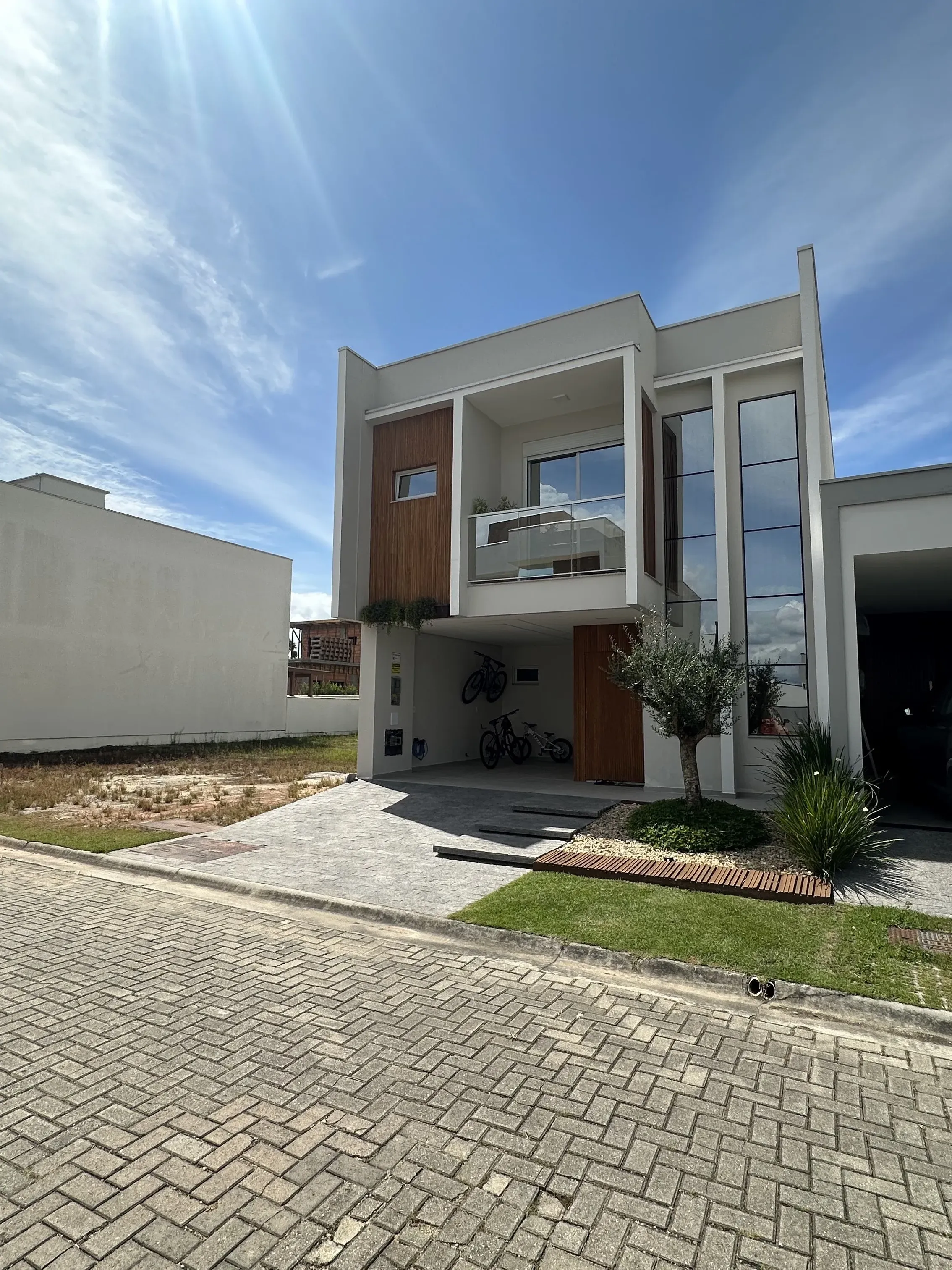 Casa com 3 dormitórios sendo 1 suíte e 2 vagas de garagem em Biguaçu/SC