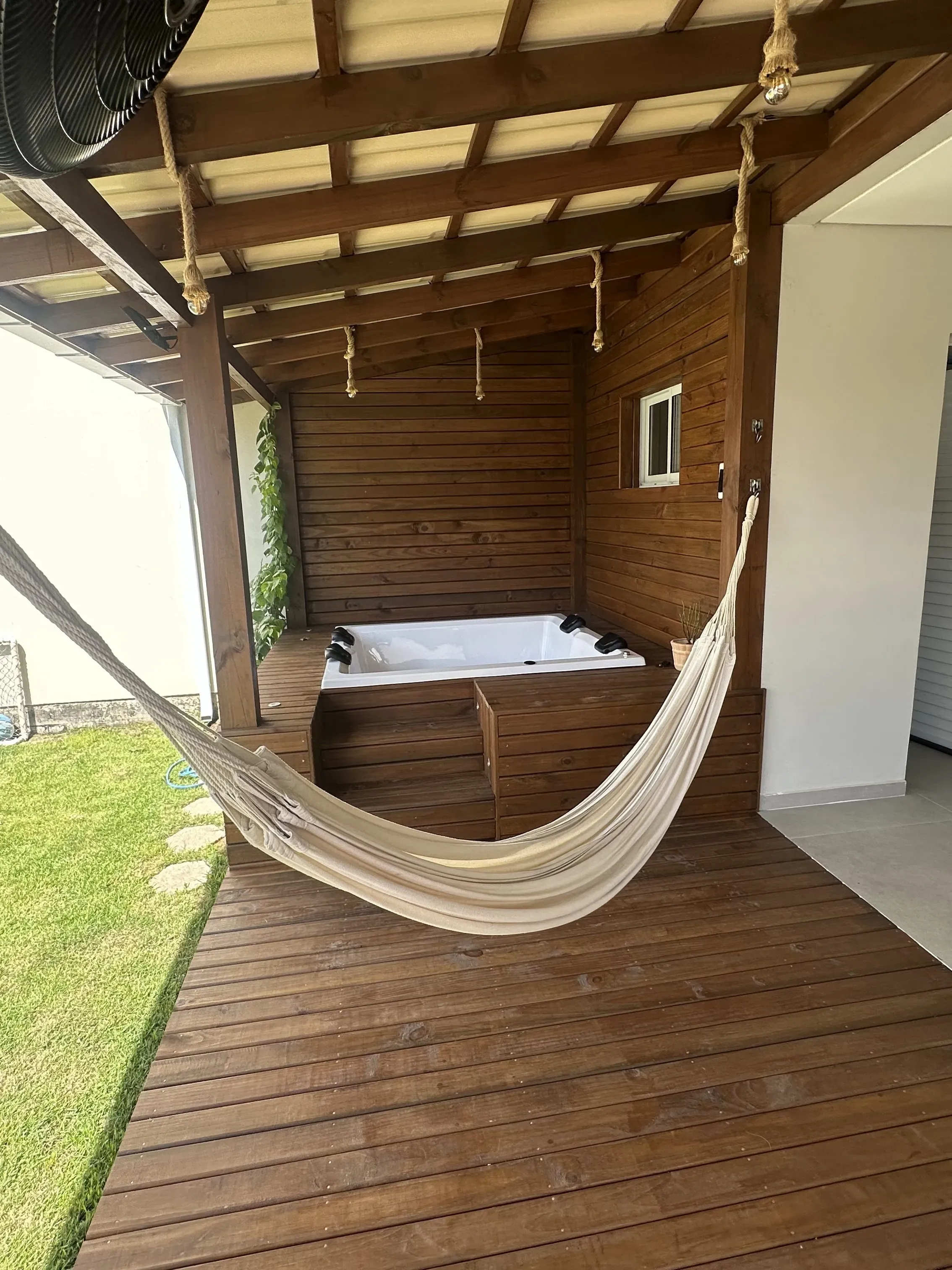 Casa com 3 dormitórios sendo 1 suíte e 2 vagas de garagem em Biguaçu/SC